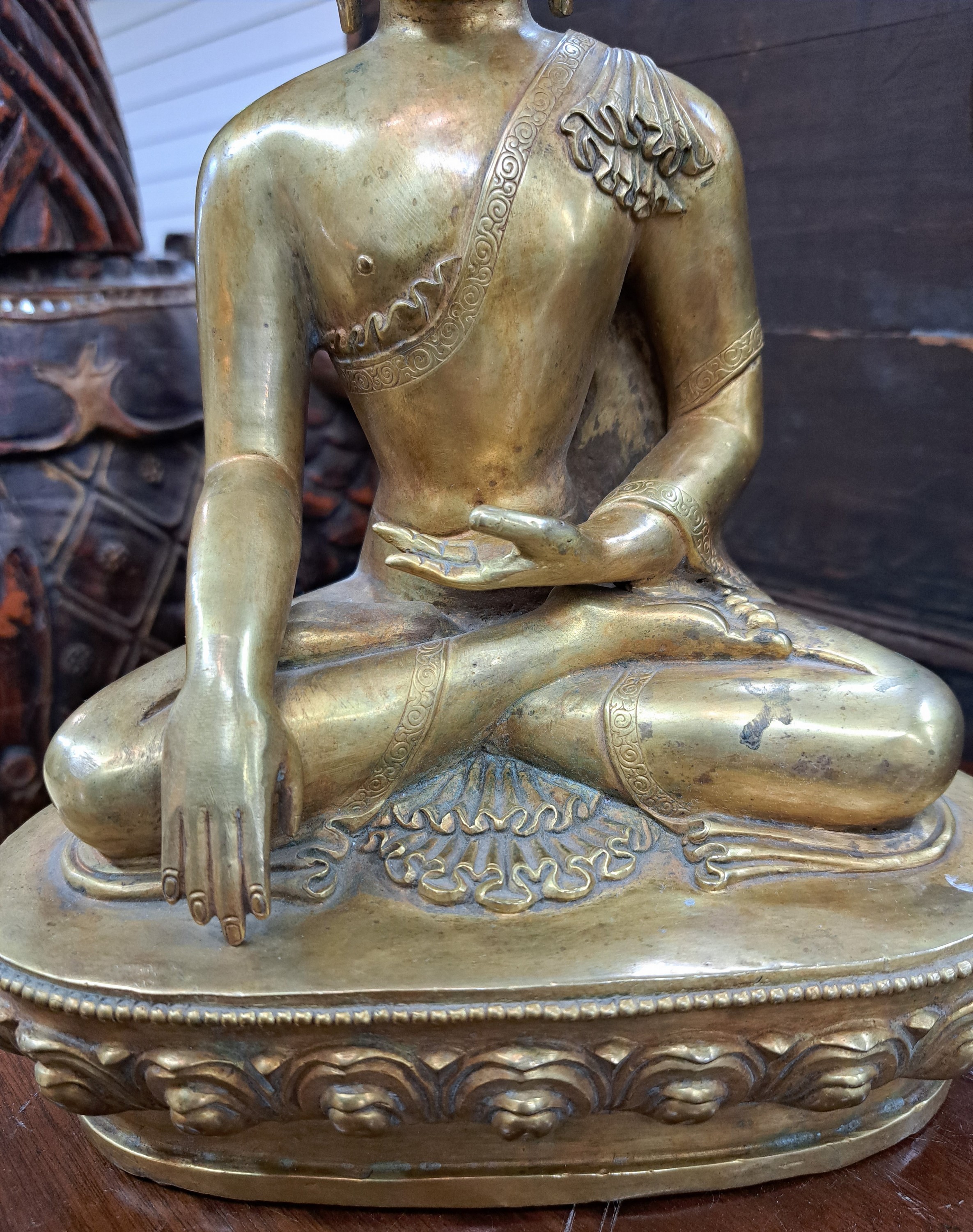 Detail c: Buddha Shakyamuni, Nepal, 19. Jh., Kupferlegierung, feuervergoldet, Mudra der Meditation und Erdberührung, H.ca. 27 cm