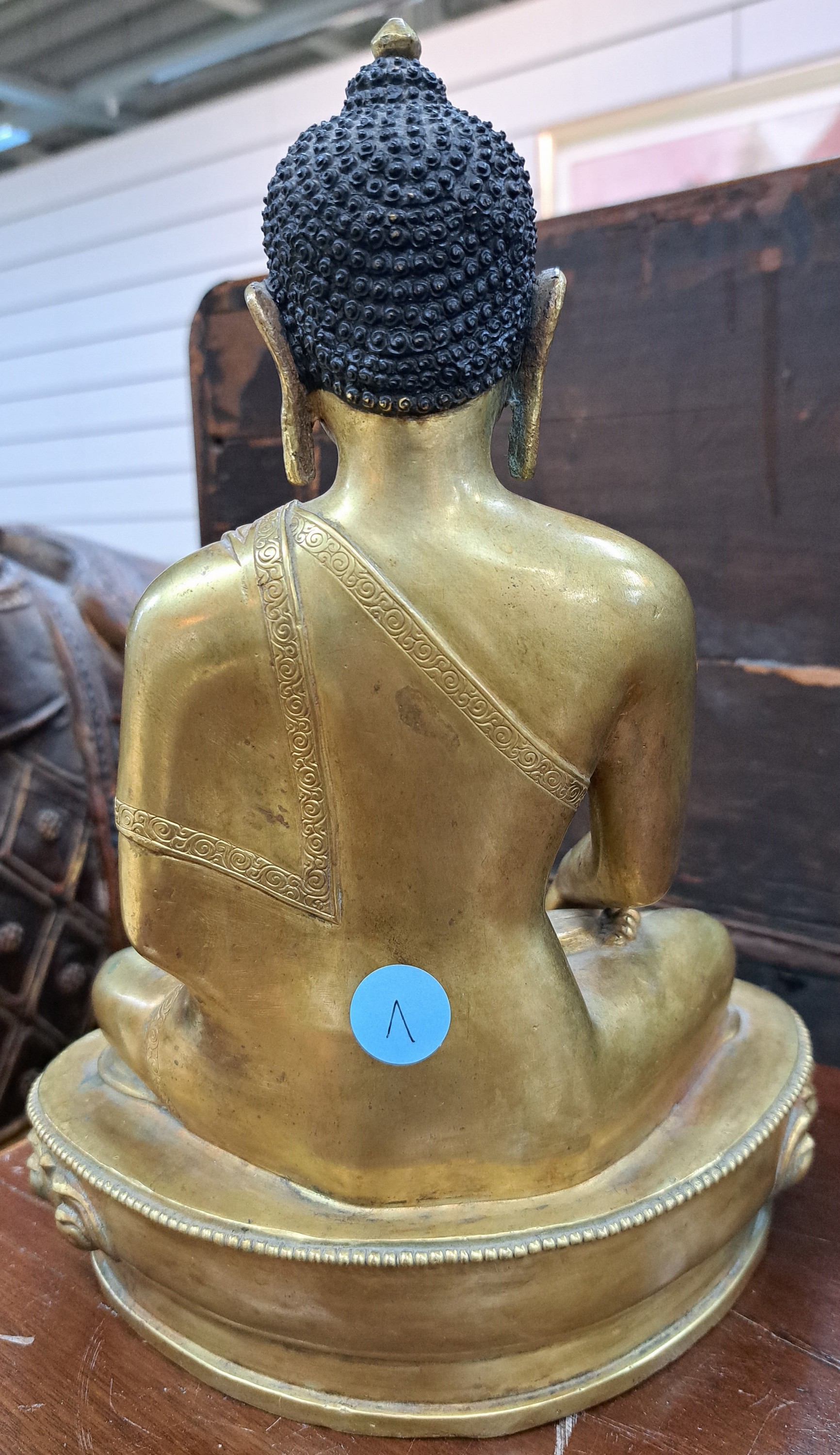 Detail d: Buddha Shakyamuni, Nepal, 19. Jh., Kupferlegierung, feuervergoldet, Mudra der Meditation und Erdberührung, H.ca. 27 cm