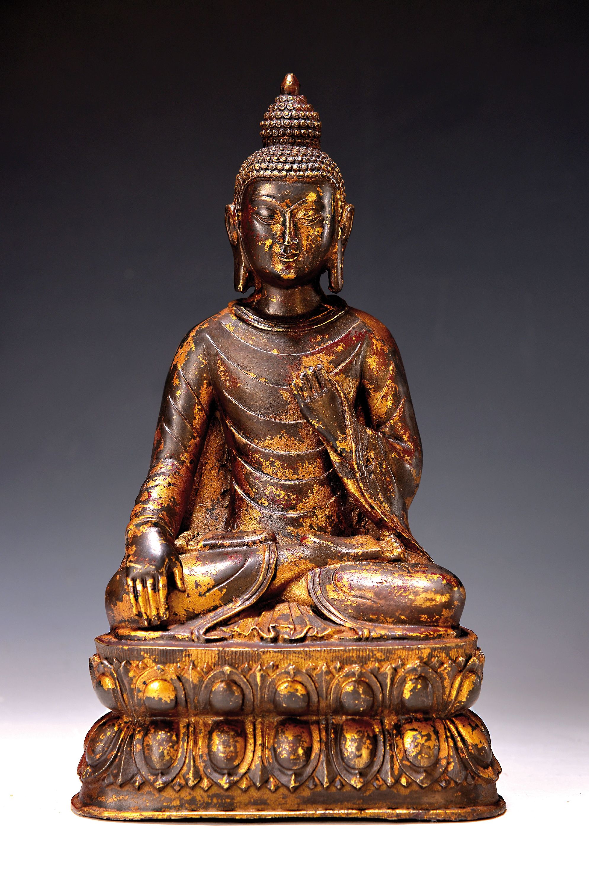 Buddha Shakyamuni, Nepal, 20. Jh., Kupferlegierung, feuervergoldet, H.ca. 28 cm, ca. 2.3 kg