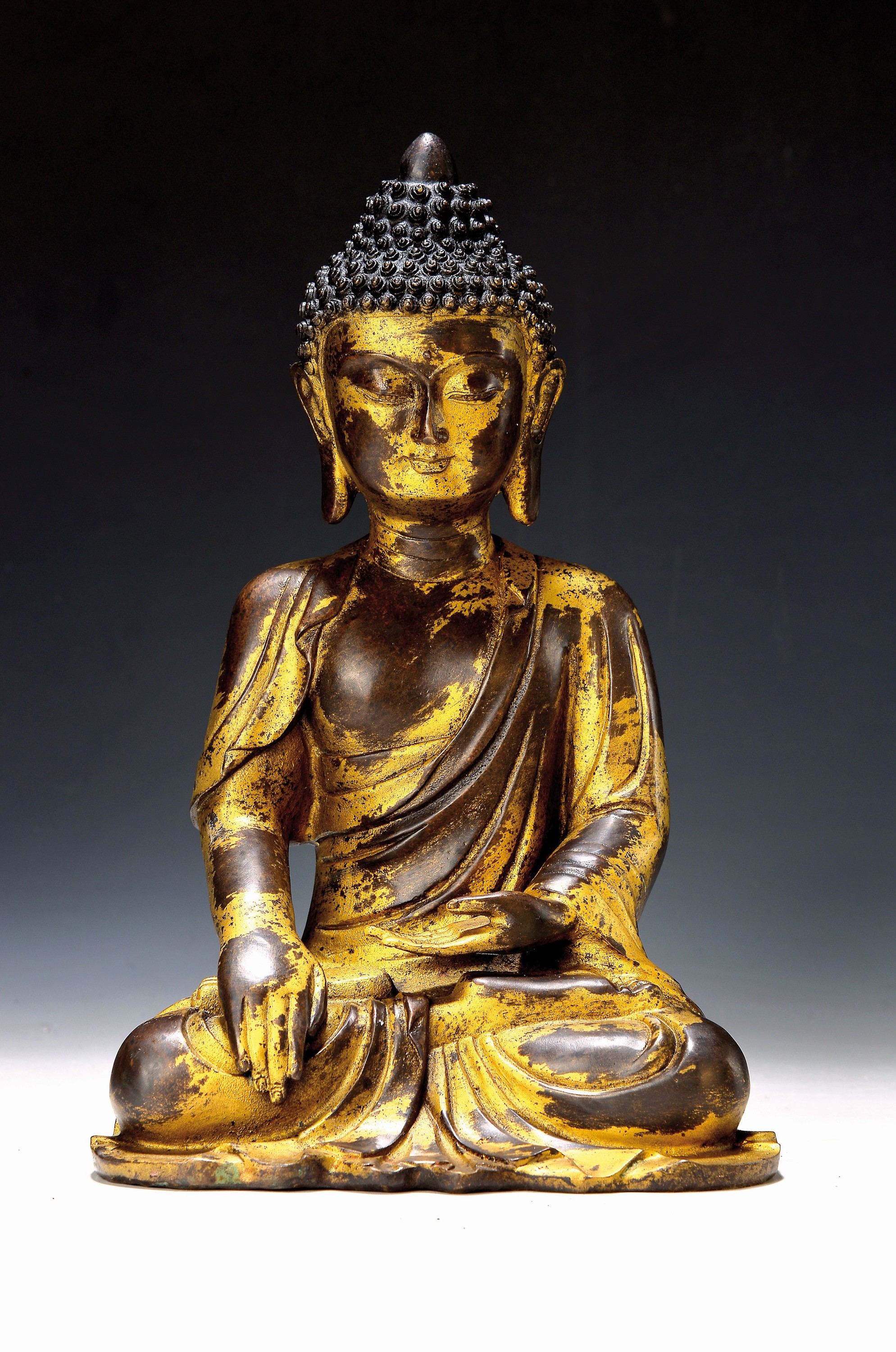 Buddha Shakyamuni, China, 20. Jh., Kupferlegierung, Vergoldung, Rückseite mit Werkstattmarke, H.ca. 32 cm, ca. 5 kg, Mudra der Meditation u. ...