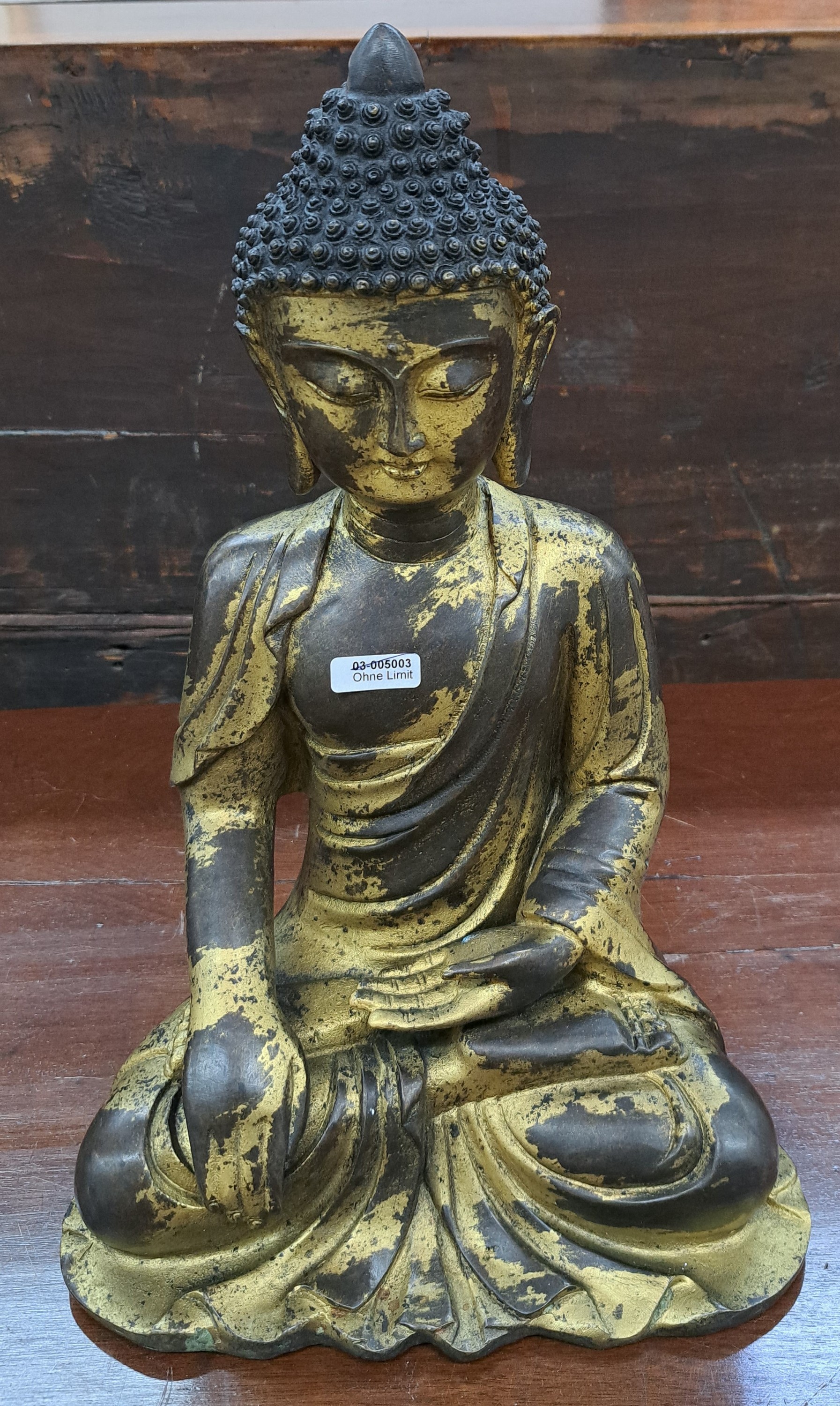 Detail a: Buddha Shakyamuni, China, 20. Jh., Kupferlegierung, Vergoldung, Rückseite mit Werkstattmarke, H.ca. 32 cm, ca. 5 kg, Mudra der Meditation u. ...