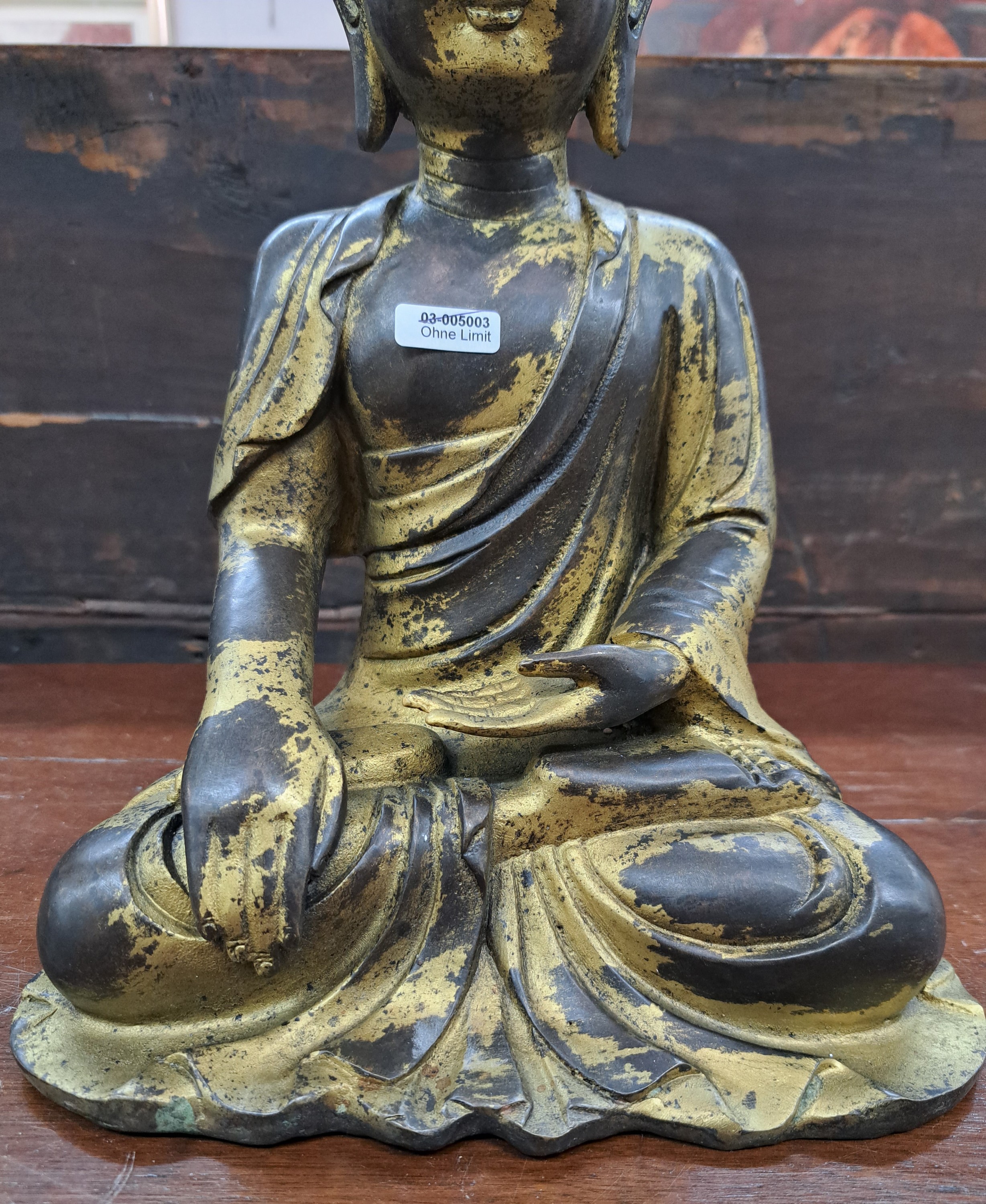 Detail b: Buddha Shakyamuni, China, 20. Jh., Kupferlegierung, Vergoldung, Rückseite mit Werkstattmarke, H.ca. 32 cm, ca. 5 kg, Mudra der Meditation u. ...