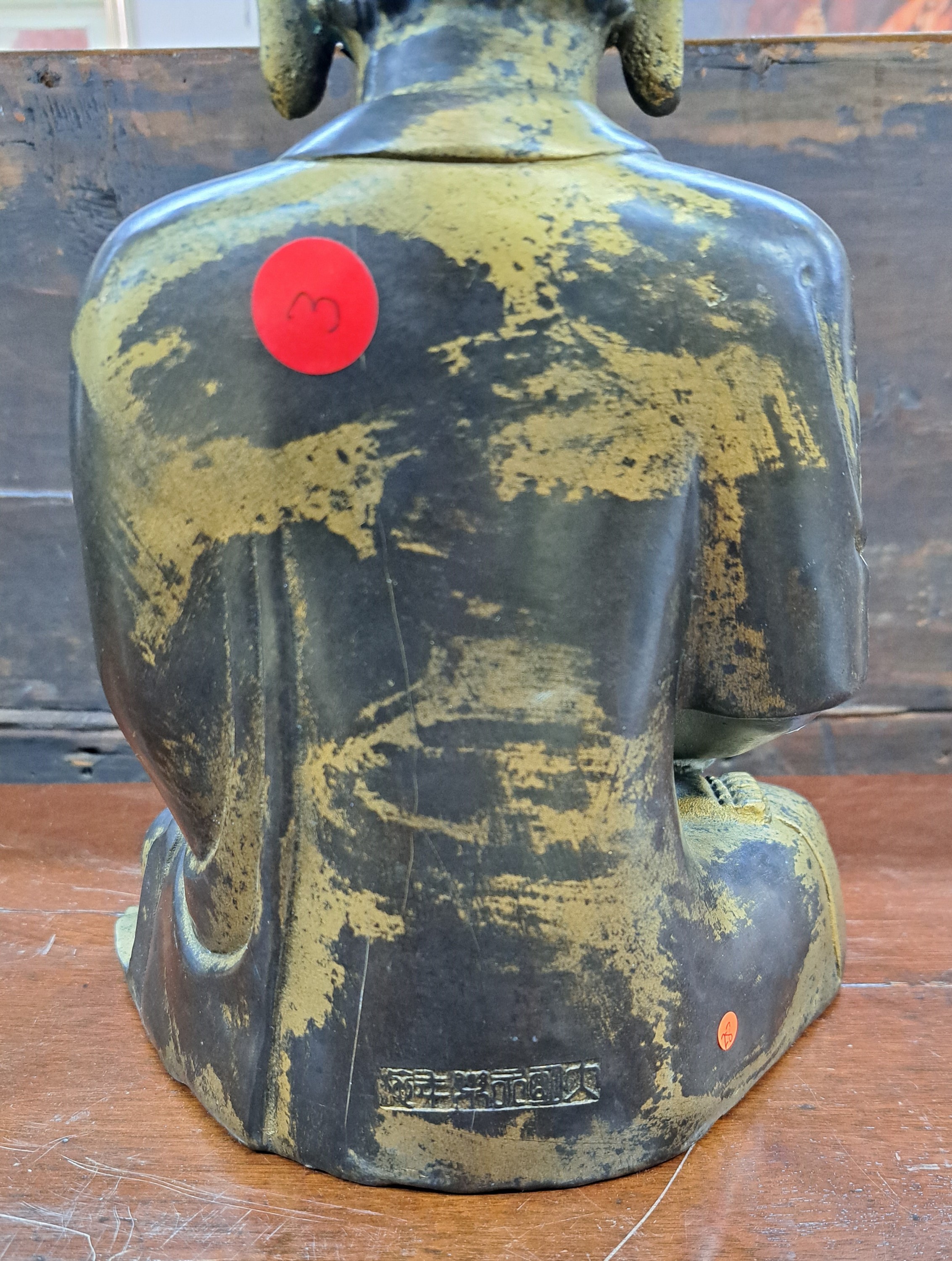 Detail e: Buddha Shakyamuni, China, 20. Jh., Kupferlegierung, Vergoldung, Rückseite mit Werkstattmarke, H.ca. 32 cm, ca. 5 kg, Mudra der Meditation u. ...