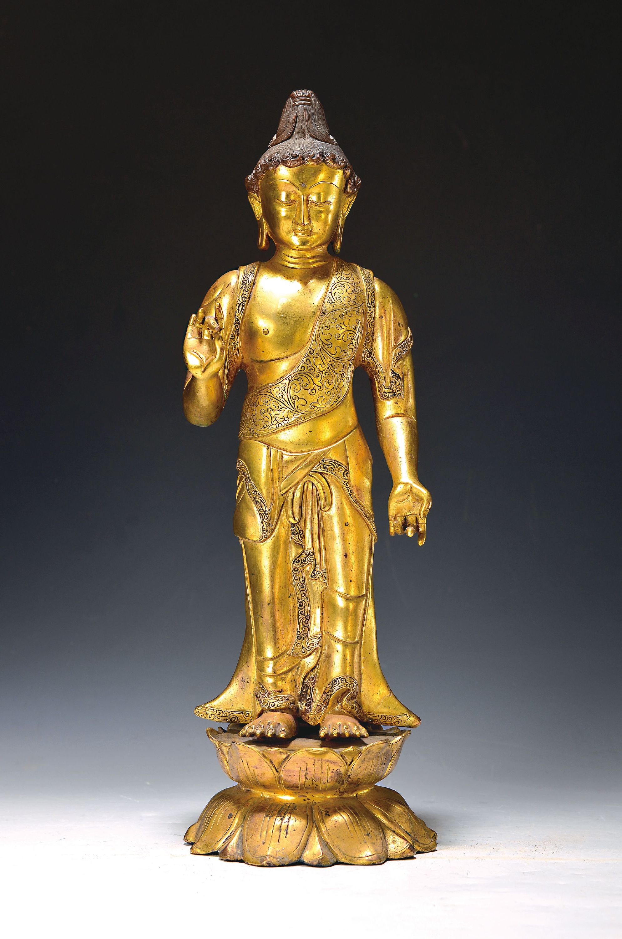 Altarskulptur des Gautama Buddha mit der Geste der Argumentation, Südasien, erste Hälfte 20. Jh., Kupferlegierung, feuervergoldet, 2-teilig , H. 41 ...