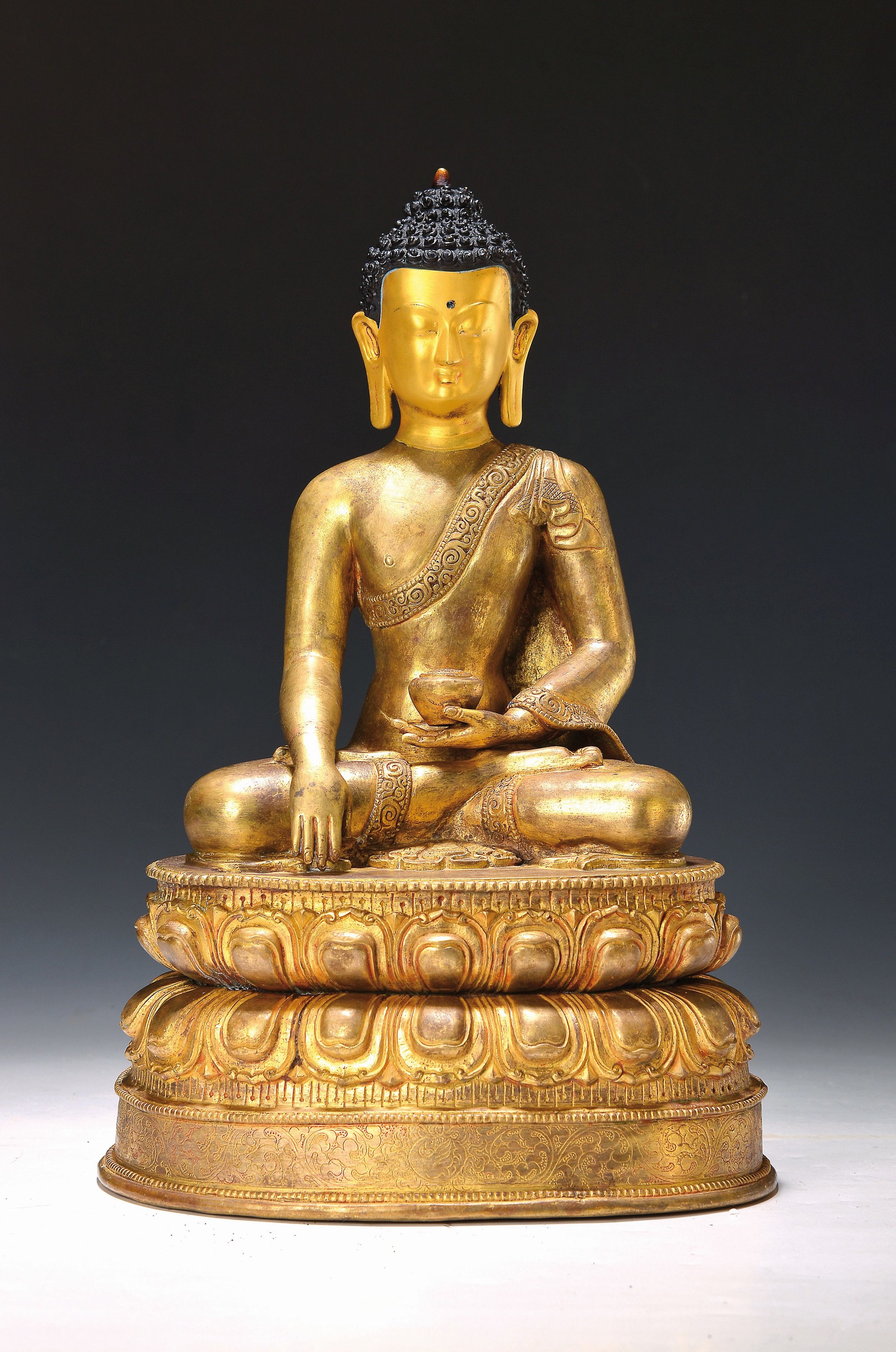 Buddha Shakyamuni, Nepal, 20. Jh., Kupferlegierung, feuervergoldet, ikonografische Bemalung, Mudra der Meditation u. Erdberührung, die Linke mit ...