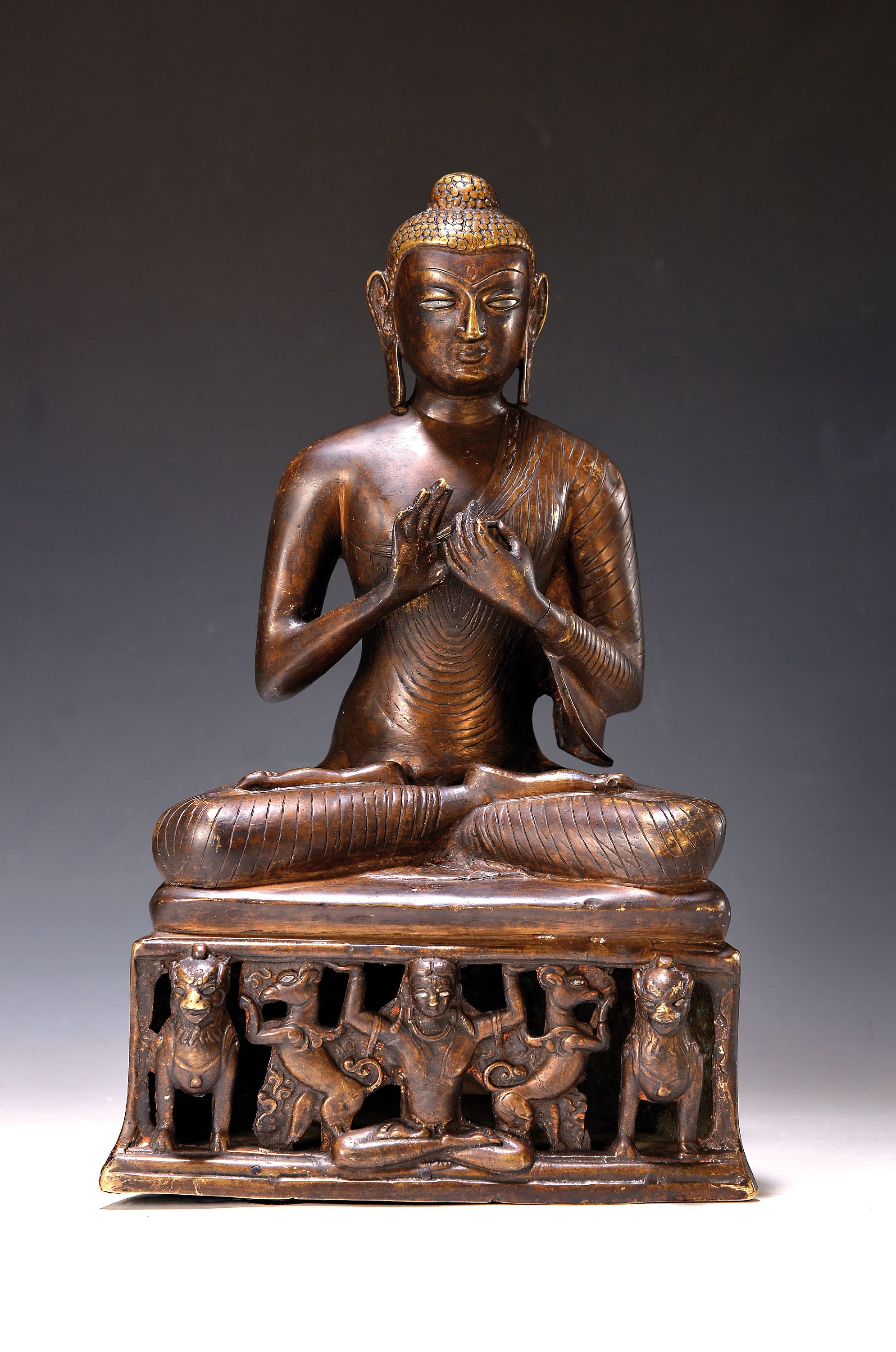 Gautama Buddha mit lehrender Geste (dharmachakramudra), Nepal, 20.Jh., auf von Atalanten getragenem Löwenthron sitzend, Gandhara-Stil, ...
