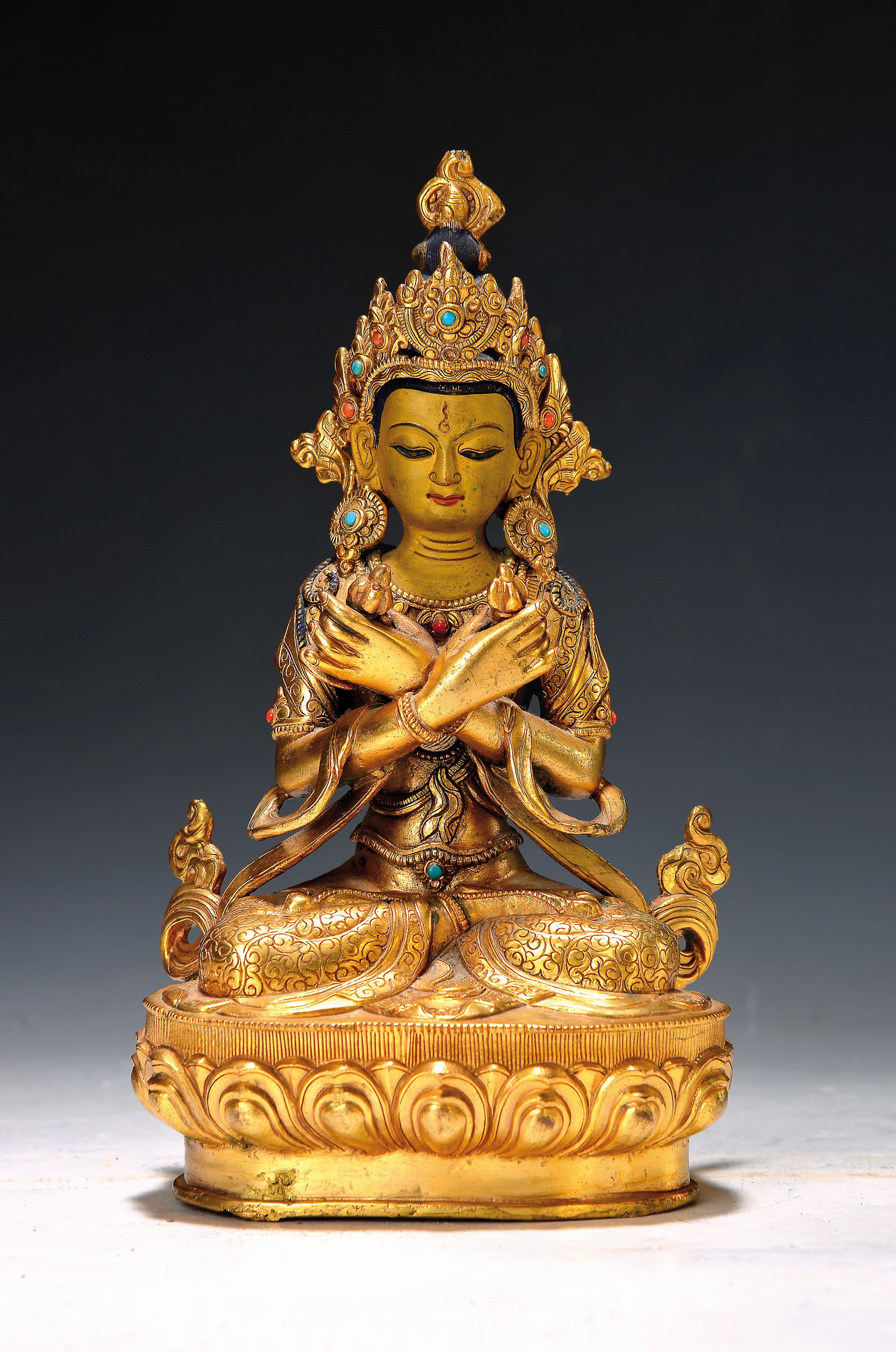 Adibuddha Vajradhara, Nepal, um 1980, Bronze, feuervergoldet, Glocke und Vajra kreuzweise in seinen Händen haltend, ikonographische Bemalung des ...