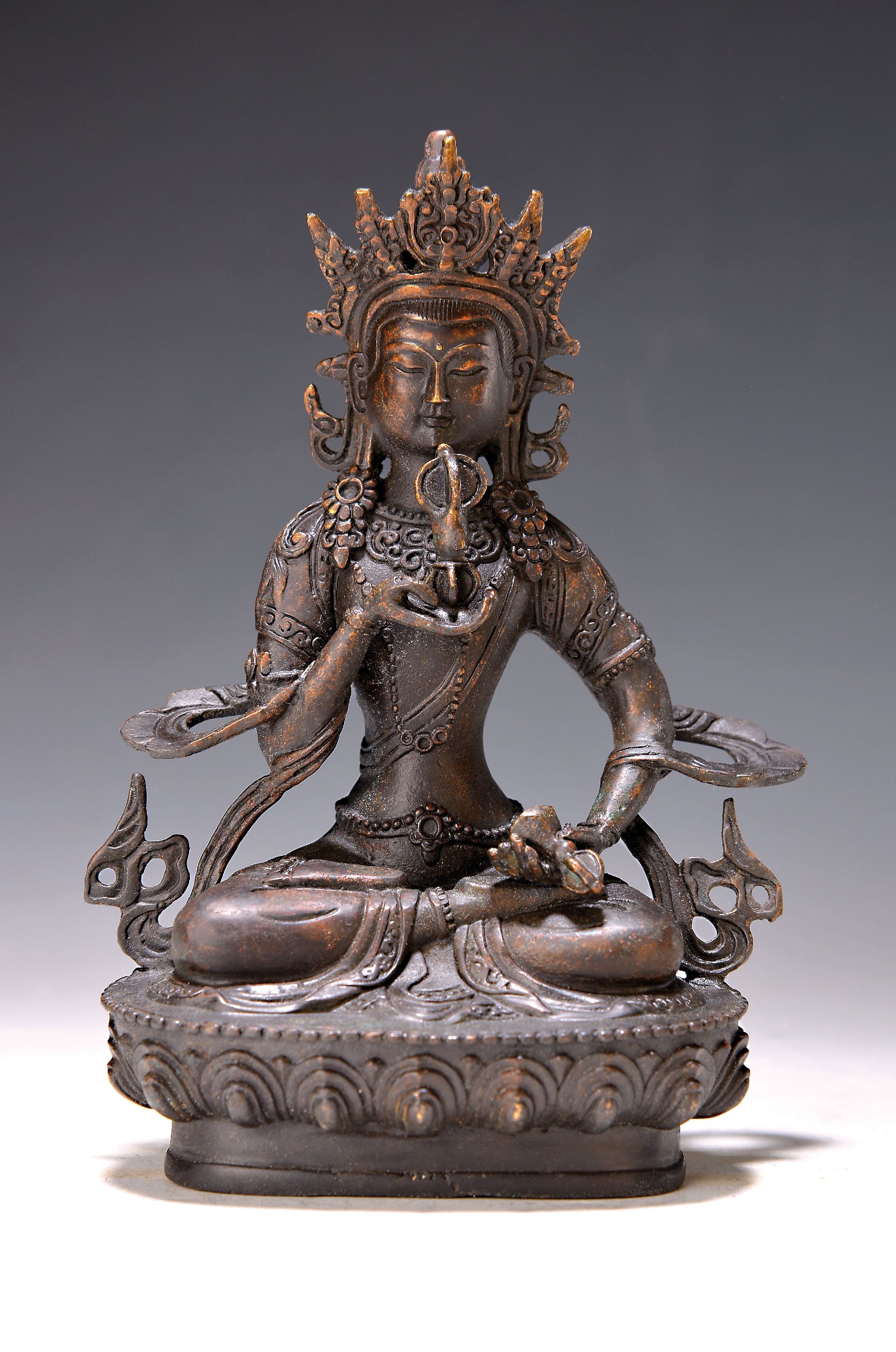 Tathagata Vajrasattva - Der Reinigende Buddha mit Glocke und Vajra in den Händen, China, 20.Jh., Bronze mit Resten von Vergoldung, H.20cm, 1.1kg