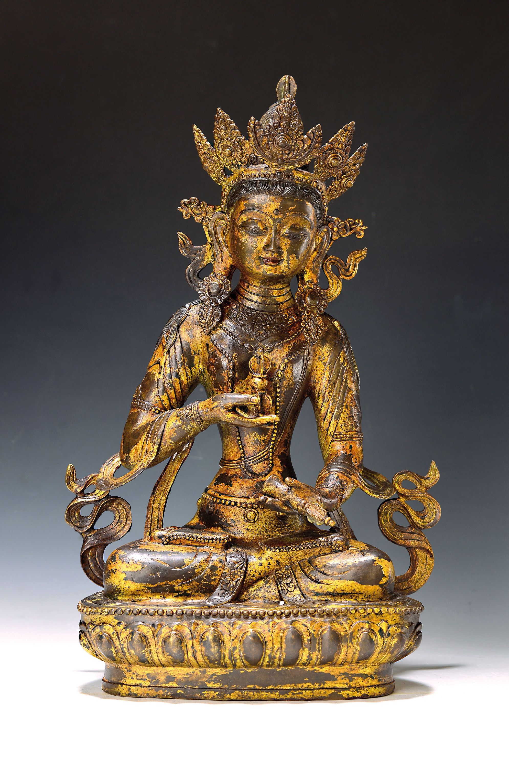 Tathagata Vajrasattva - Der Reinigende Buddha mit Glocke und Vajra in den Händen, China, 2.Hälfte 20.Jh., Kupferlegierung vergoldet, Rückseite ...