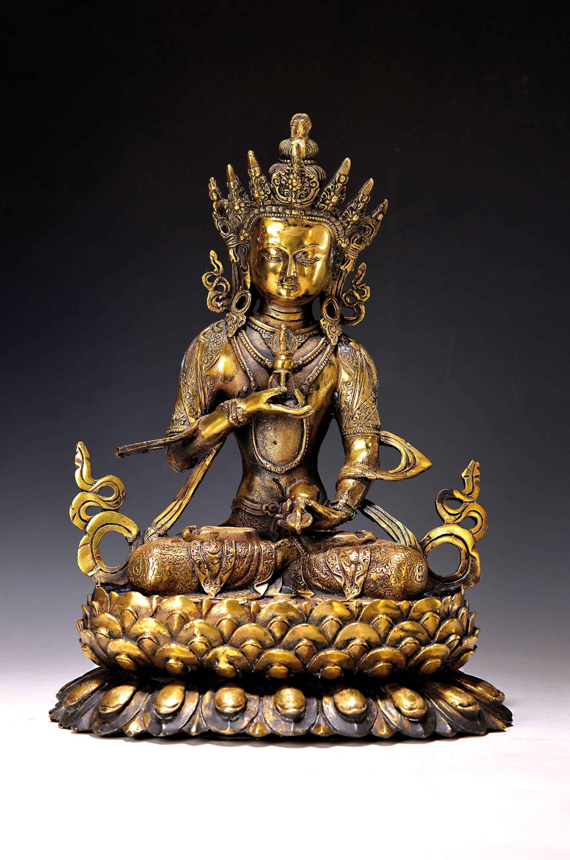 Tathagata Vajrasattva - Der Reinigende Buddha mit Glocke und Vajra in den Händen, China, 20.Jh., Kupferlegierung vergoldet, H.ca. 32 cm, 3.6 kg