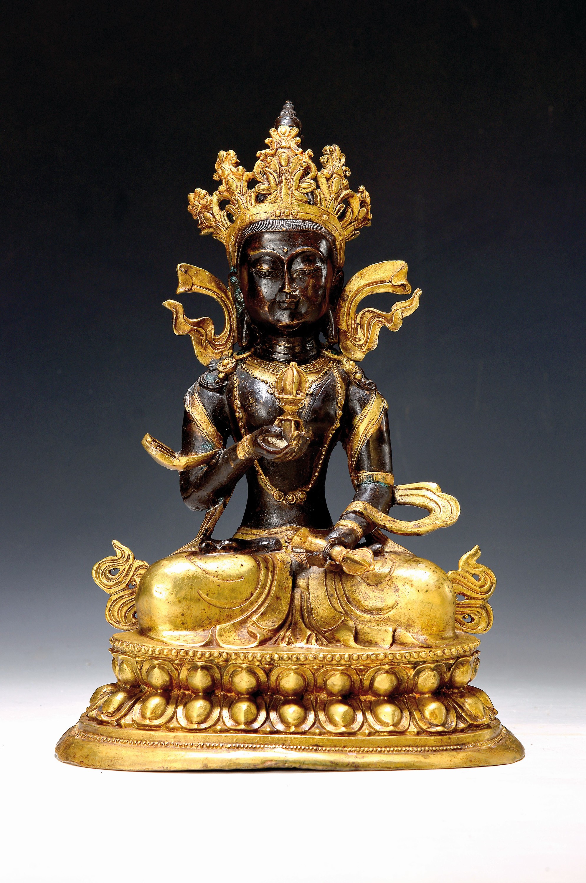 Tathagata Vajrasattva - Der Reinigende Buddha mit Glocke und Vajra in den Händen, China, 20.Jh., Kupferlegierung vergoldet, H. 33.5 cm