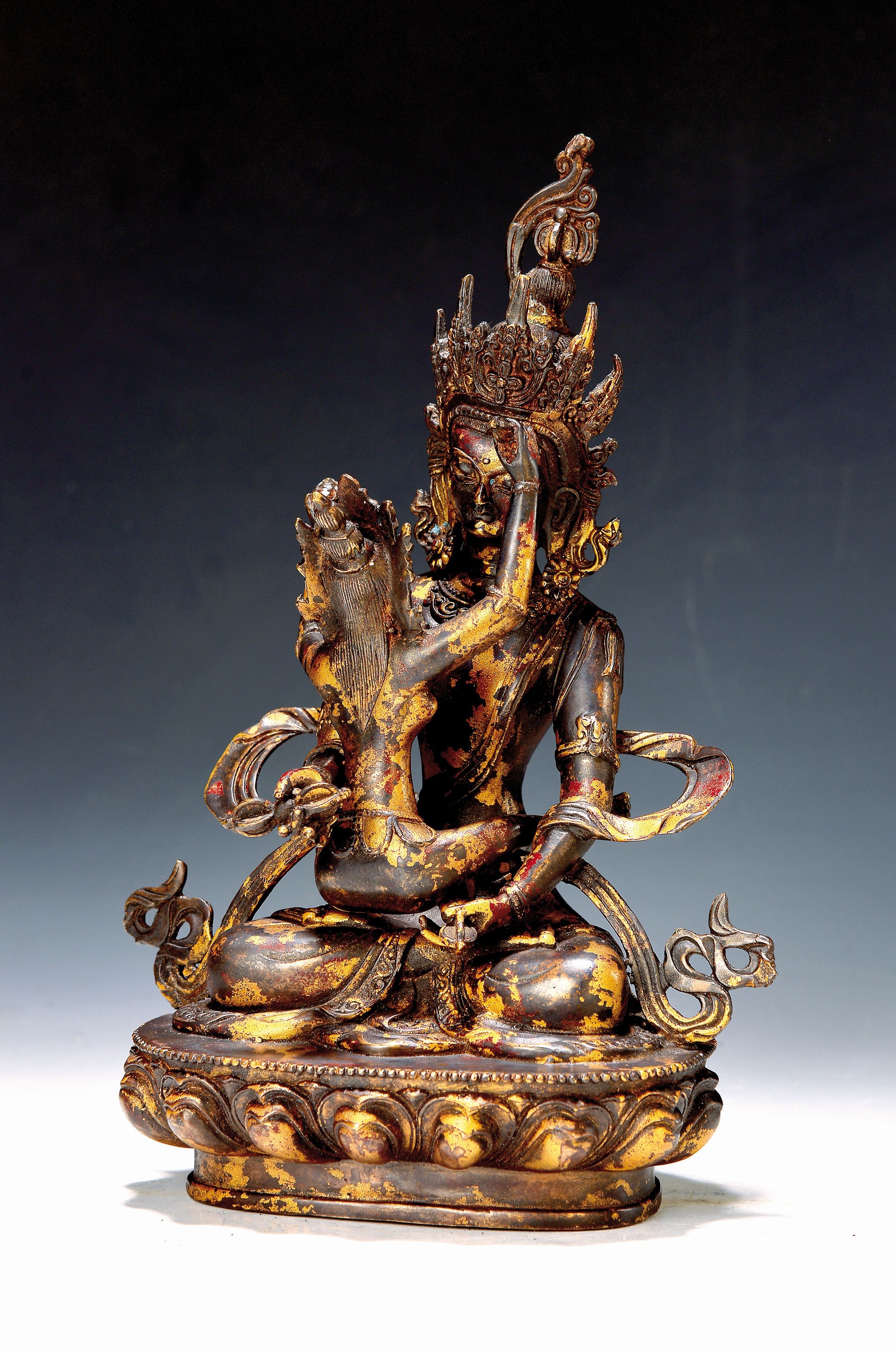 Tathagata Vajrasattva in yab-yum mit seiner Prajna (Weisheitspartnerin), Nepal, 20.Jh., Glocke und Vajra haltend, Kupferlegierung, part. vergoldet, ...