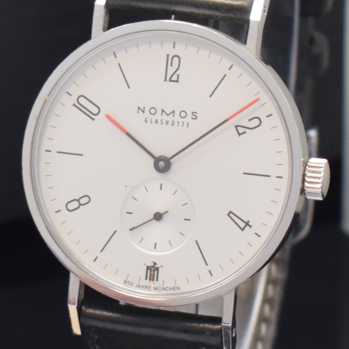 Detail a: NOMOS Glashütte Tangente auf 850 Stück limitierte Herrenarmbanduhr in Stahl, Deutschland verk. lt. Pap. 12/2008, Handaufzug, beids. vergl., Boden ...