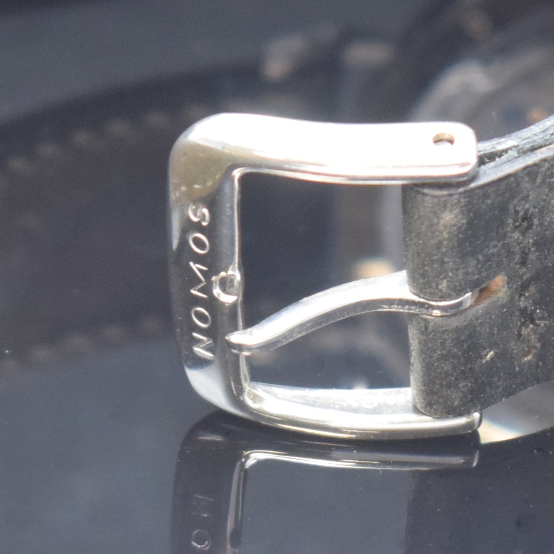 Detail b: NOMOS Glashütte Tangente auf 850 Stück limitierte Herrenarmbanduhr in Stahl, Deutschland verk. lt. Pap. 12/2008, Handaufzug, beids. vergl., Boden ...