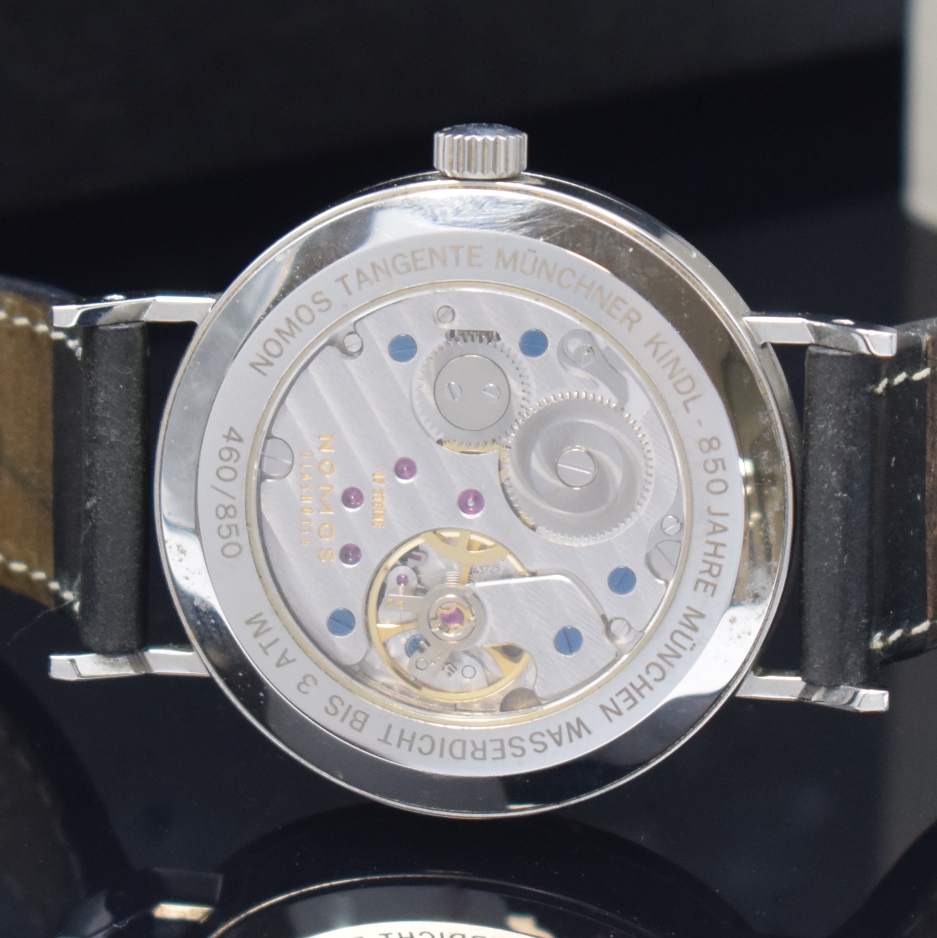 Detail d: NOMOS Glashütte Tangente auf 850 Stück limitierte Herrenarmbanduhr in Stahl, Deutschland verk. lt. Pap. 12/2008, Handaufzug, beids. vergl., Boden ...