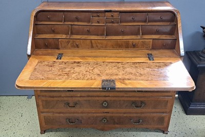 26903212c - Schrägklappensekretär, Barock, um 1750/60, Nußbaumfurnier, Korpus ...