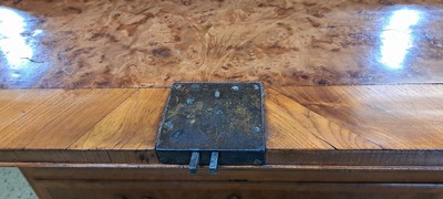 26903212d - Schrägklappensekretär, Barock, um 1750/60, Nußbaumfurnier, Korpus ...