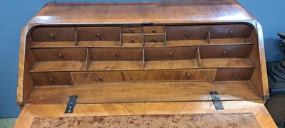26903212e - Schrägklappensekretär, Barock, um 1750/60, Nußbaumfurnier, Korpus ...