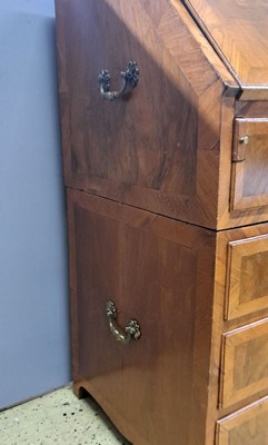 26903212g - Schrägklappensekretär, Barock, um 1750/60, Nußbaumfurnier, Korpus ...