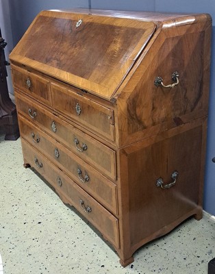 26903212h - Schrägklappensekretär, Barock, um 1750/60, Nußbaumfurnier, Korpus ...