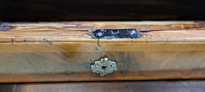 26903212m - Schrägklappensekretär, Barock, um 1750/60, Nußbaumfurnier, Korpus ...