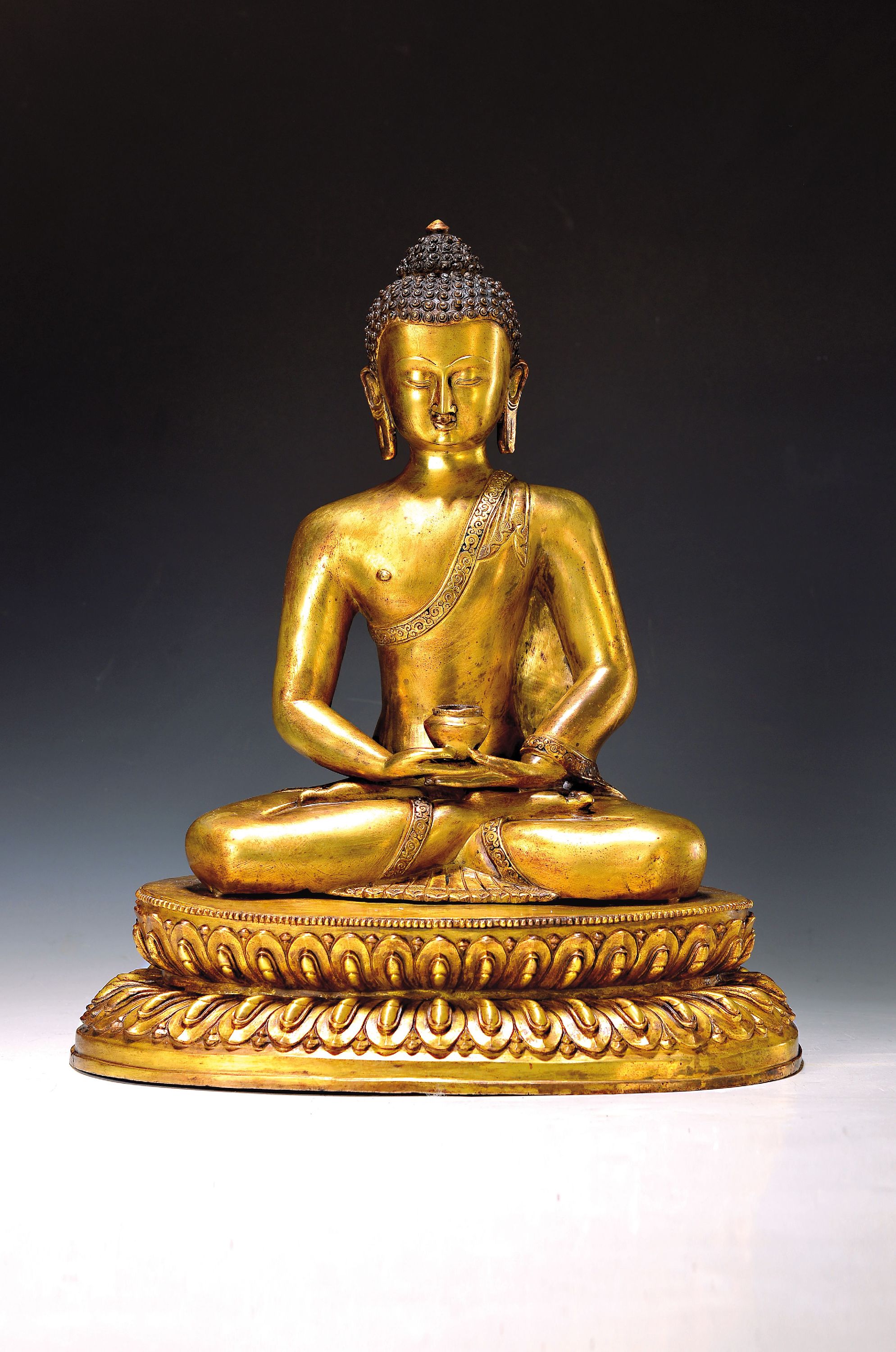 Tathagata Amitabha - Buddha des Westlichen Paradieses, Nepal, 20.Jh., Kupferlegierung, feuervergoldet, Geste der Meditation mit Almosenschale, H. 39 ...