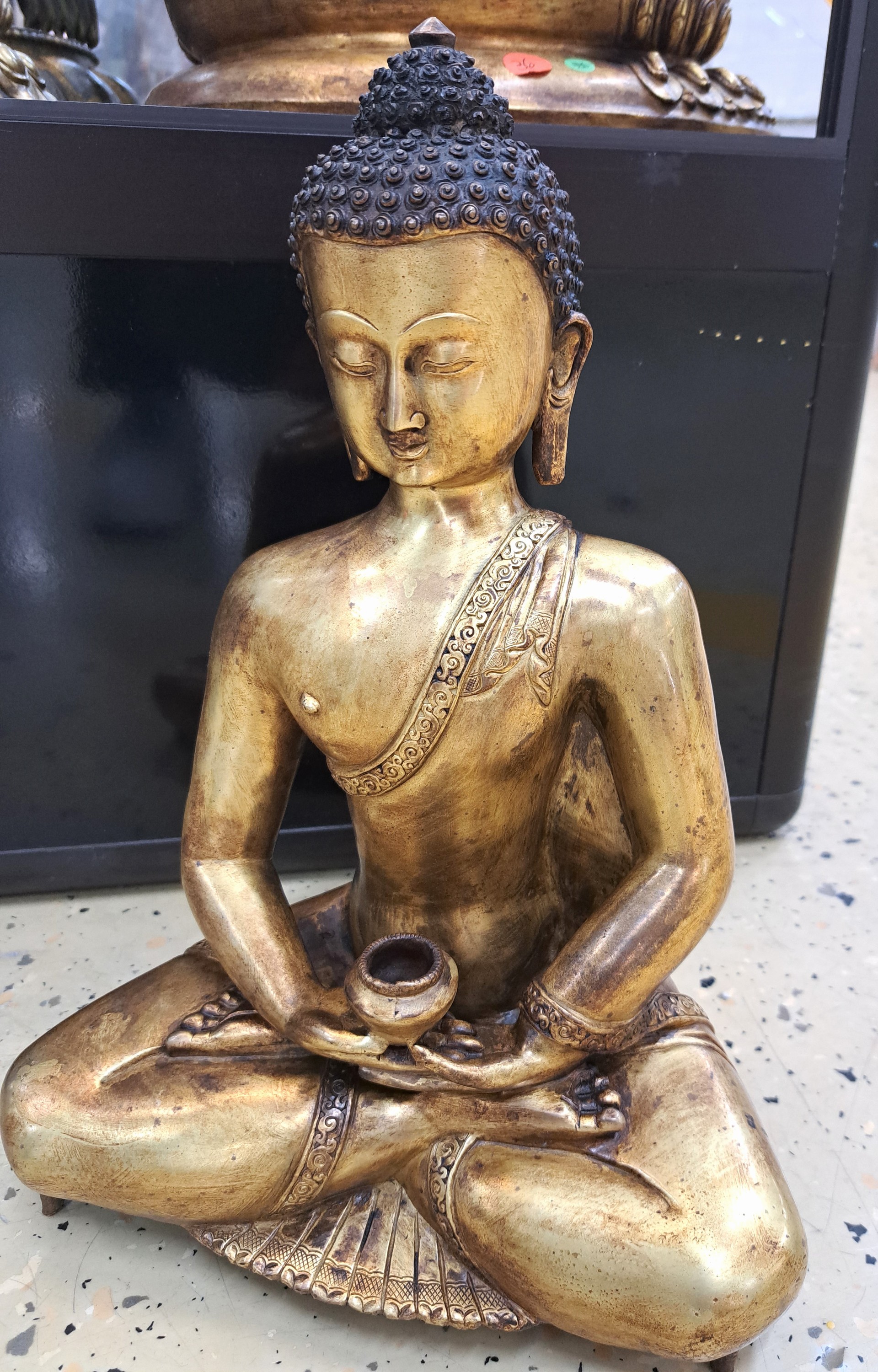 Detail a: Tathagata Amitabha - Buddha des Westlichen Paradieses, Nepal, 20.Jh., Kupferlegierung, feuervergoldet, Geste der Meditation mit Almosenschale, H. 39 ...