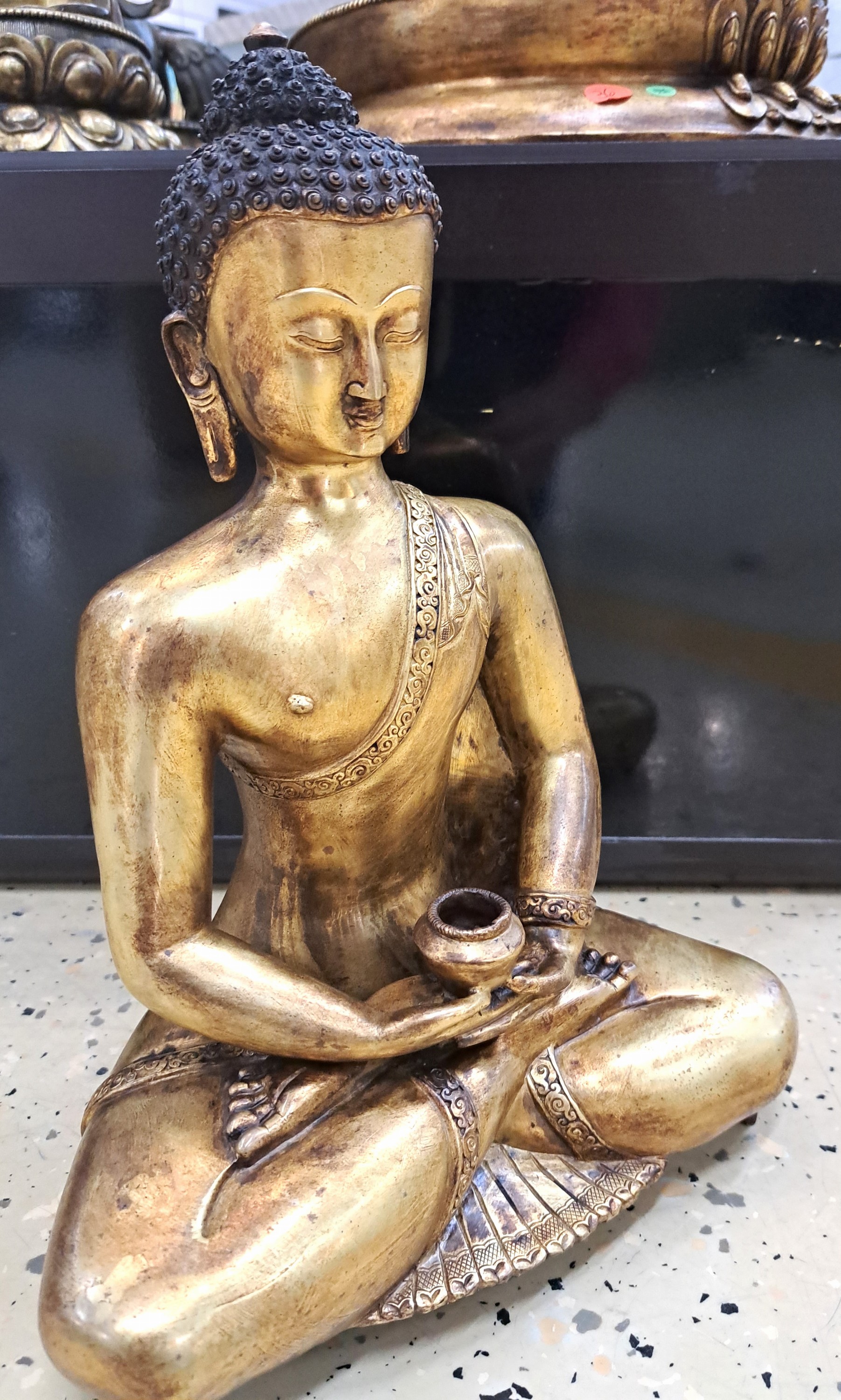 Detail b: Tathagata Amitabha - Buddha des Westlichen Paradieses, Nepal, 20.Jh., Kupferlegierung, feuervergoldet, Geste der Meditation mit Almosenschale, H. 39 ...
