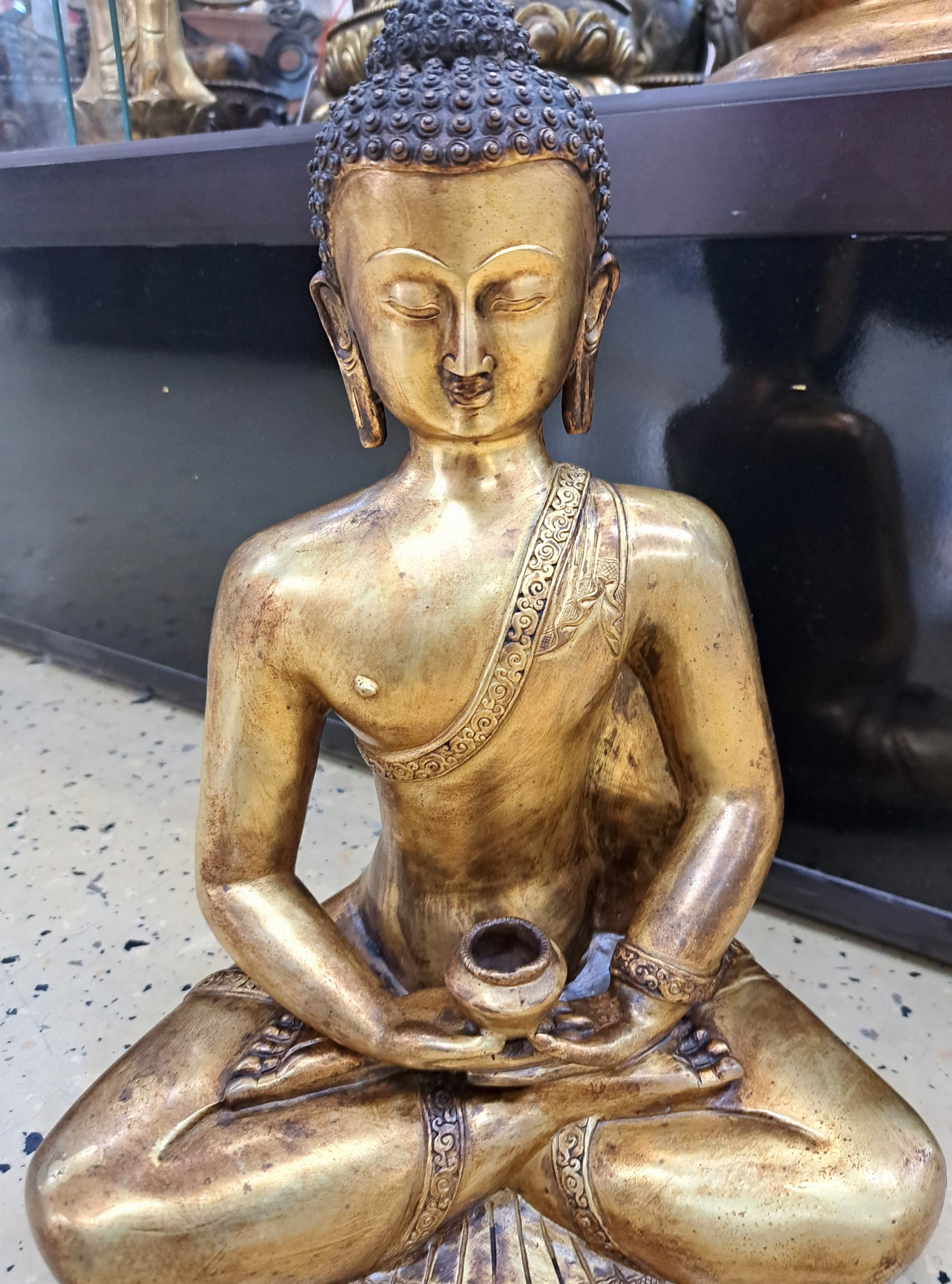 Detail c: Tathagata Amitabha - Buddha des Westlichen Paradieses, Nepal, 20.Jh., Kupferlegierung, feuervergoldet, Geste der Meditation mit Almosenschale, H. 39 ...