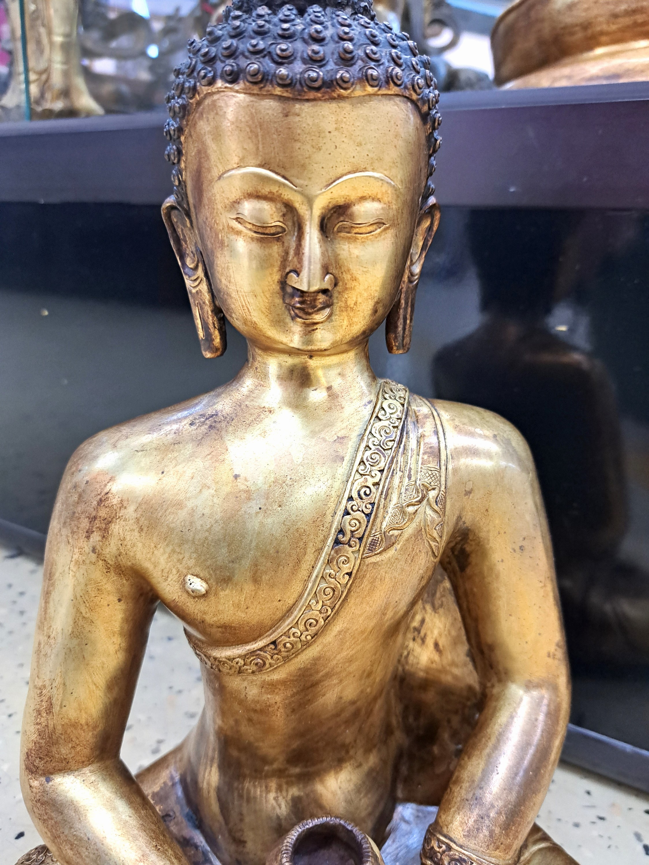 Detail d: Tathagata Amitabha - Buddha des Westlichen Paradieses, Nepal, 20.Jh., Kupferlegierung, feuervergoldet, Geste der Meditation mit Almosenschale, H. 39 ...