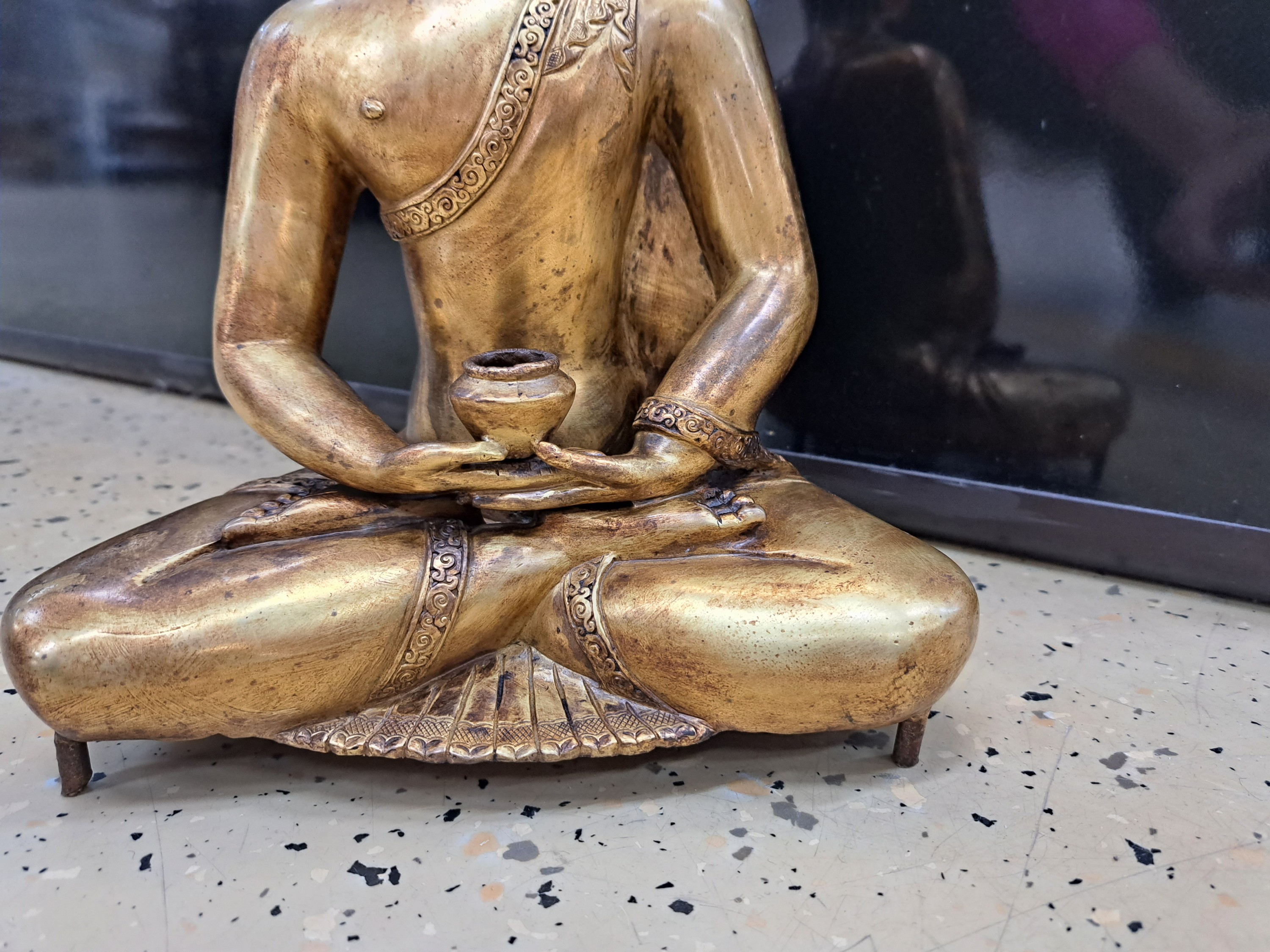Detail e: Tathagata Amitabha - Buddha des Westlichen Paradieses, Nepal, 20.Jh., Kupferlegierung, feuervergoldet, Geste der Meditation mit Almosenschale, H. 39 ...
