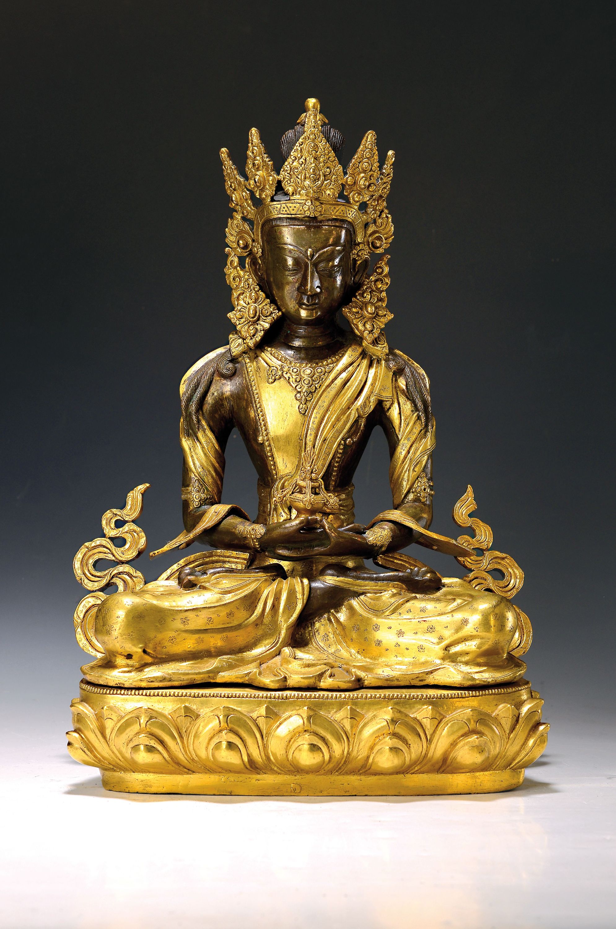 Buddha des Langen Lebens, Amitayus, Nepal, Anfang 20.Jh., Messing oder Kupferlegierung, teilweise feuervergoldet, in zwei Teilen gegossen, die Vase ...