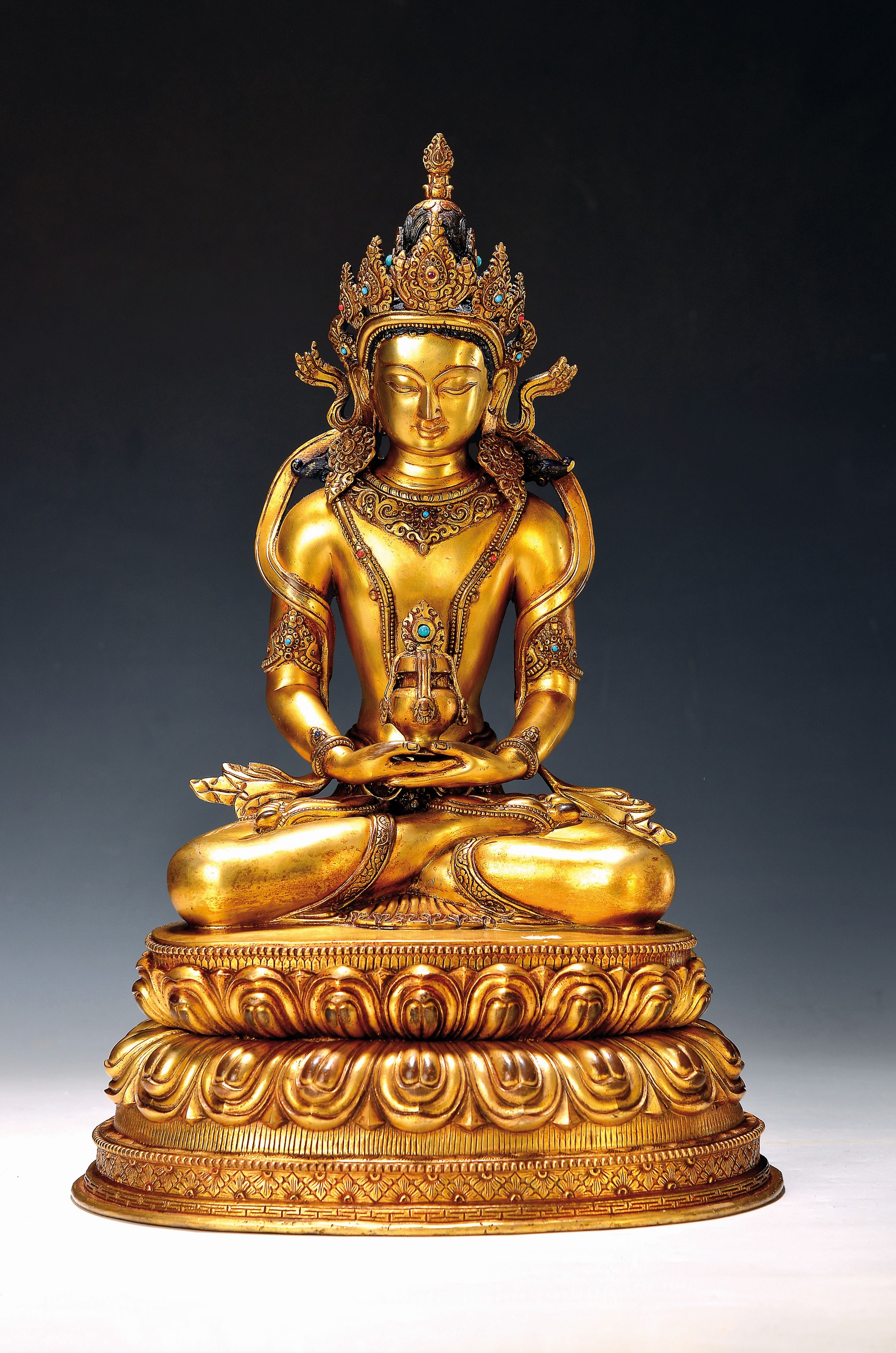 Sitzender Buddha des langen Lebens - Amitayus, Nepal, 20. Jh.,, Kupferlegierung, feuervergoldet, er erscheint als ein Aspekt des Tathagata Amitabha, ...