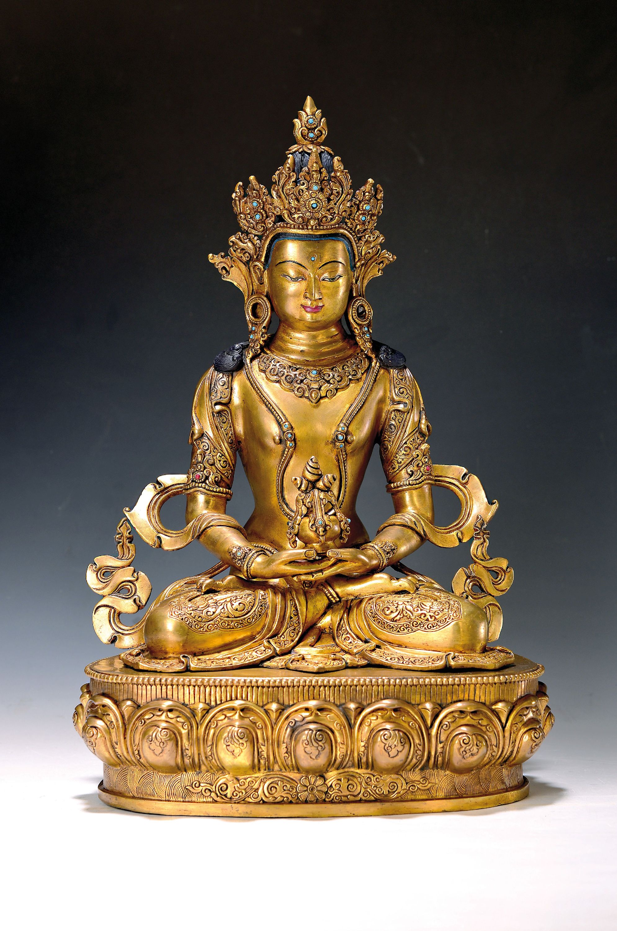 Sitzender Buddha des langen Lebens - Amitayus, Nepal, 2.Hälfte 20. Jh., Kupferlegierung feuervergoldet, er erscheint als ein Aspekt des Tathagata ...