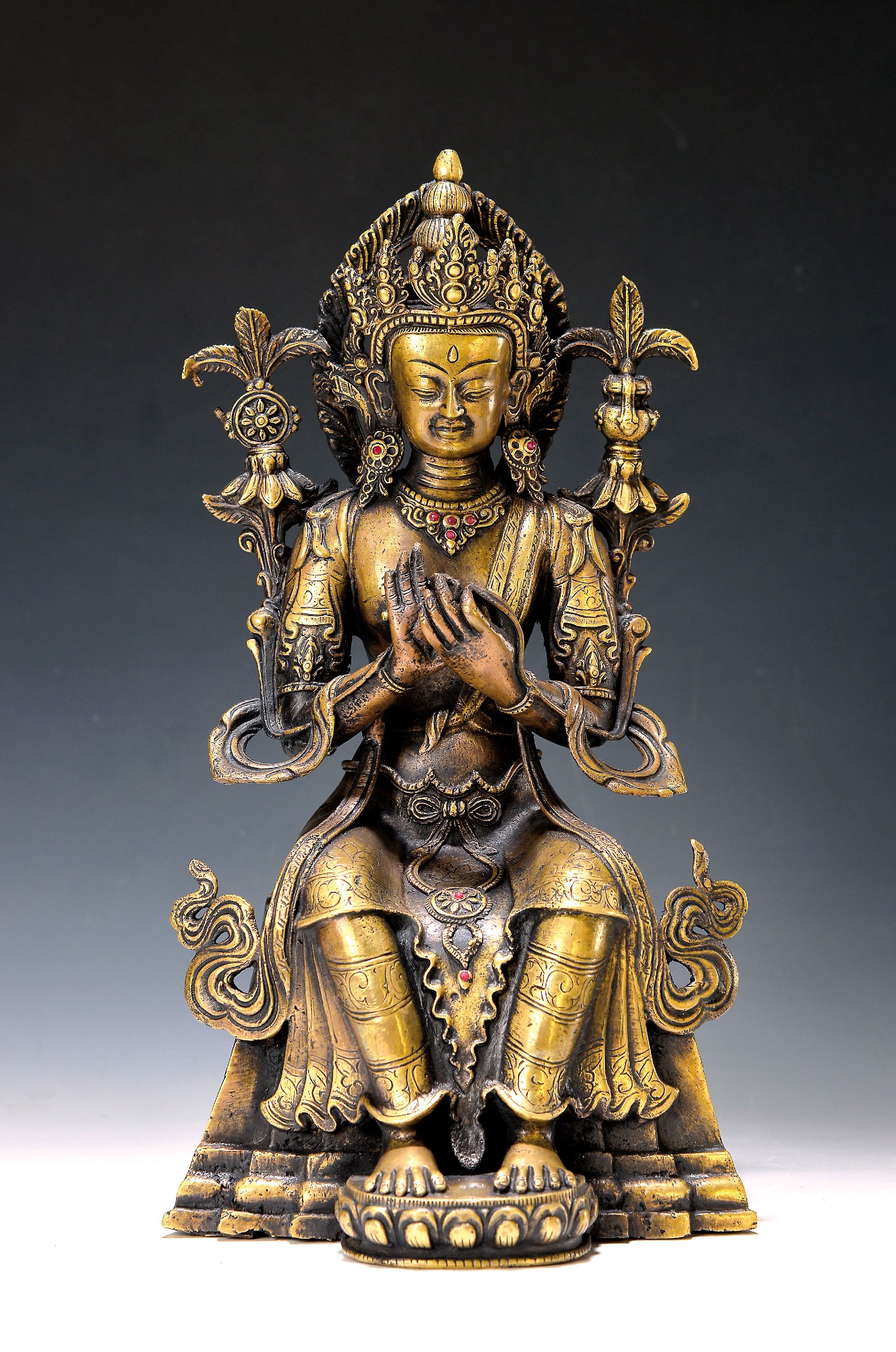 Buddha der Zukunft - Maitreya, China, 20.Jh., Bronze, mit den Attributen: Rad der Lehre und Vase, die Hände zeigen das Mudra des Drehens des Rades ...