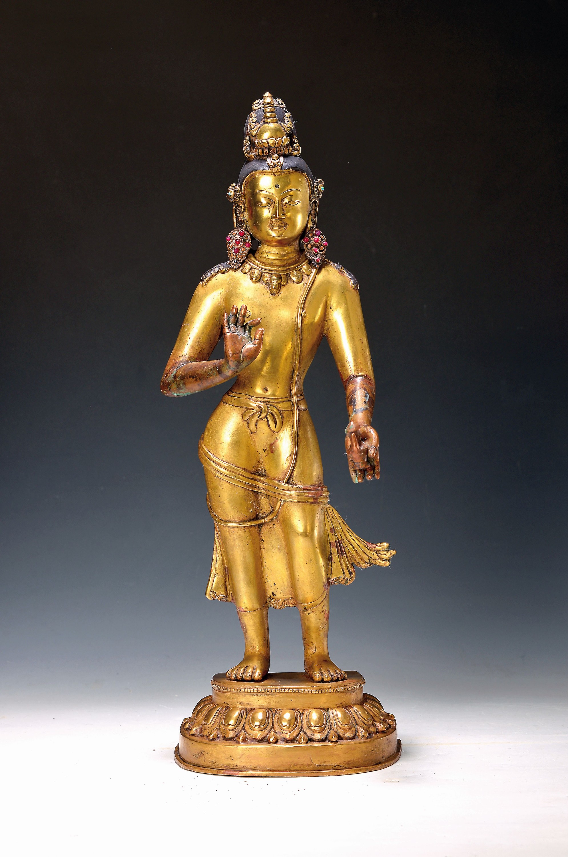 Altarskulptur des Buddha der Zukunft - Maitreya, Nepal, Ende 19. Jh., feuervergoldete Kupferbronze (beide Arme unvergoldet), in der linken Hand eine ...