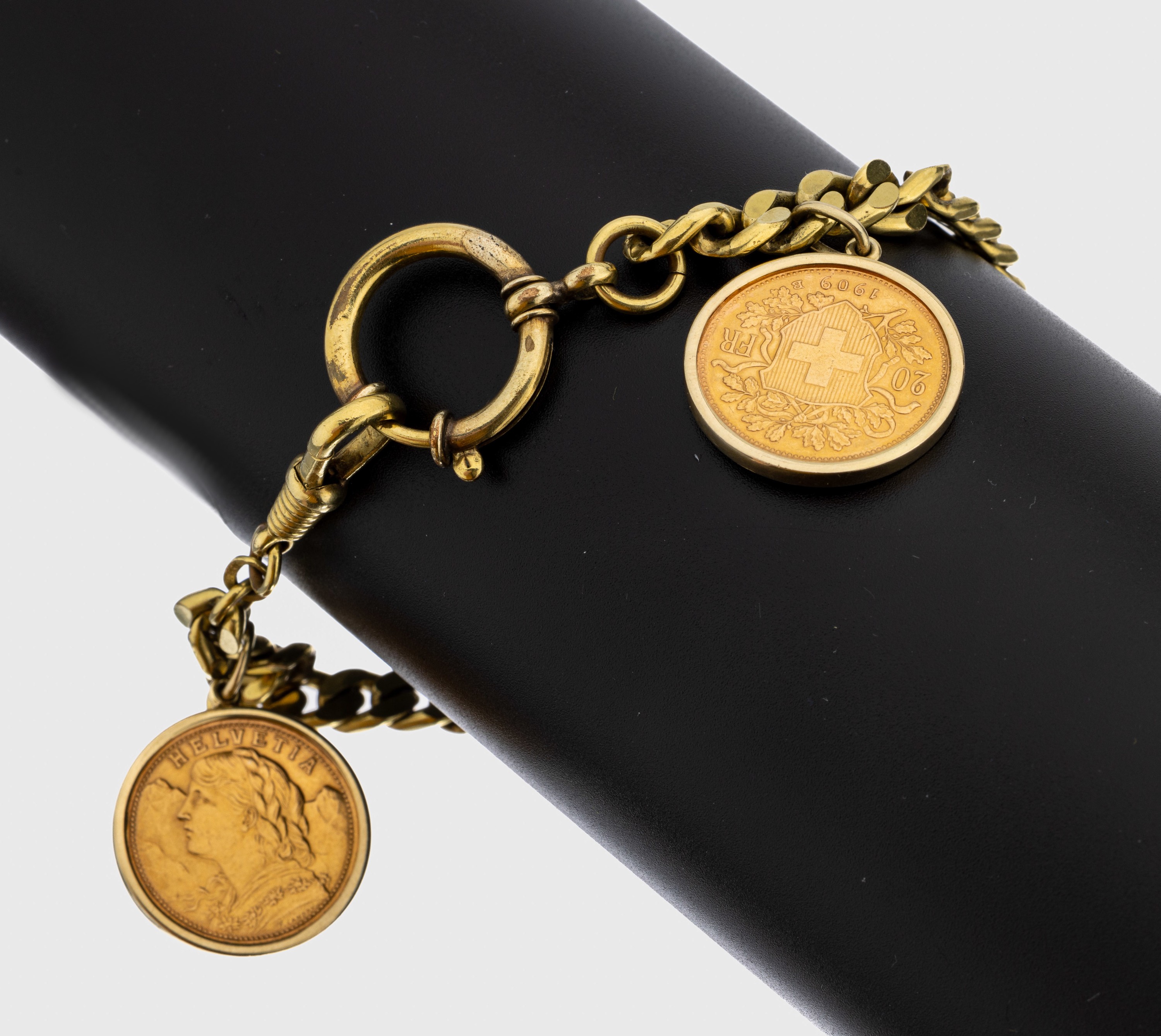 Armband mit 2 14 kt Gold Münz-Anhängern, Armband verg., L. ca. 25 cm, gr. Federringschließe, ehemals Uhrenkette, 2 bewegl. Abhängungen, GG ...