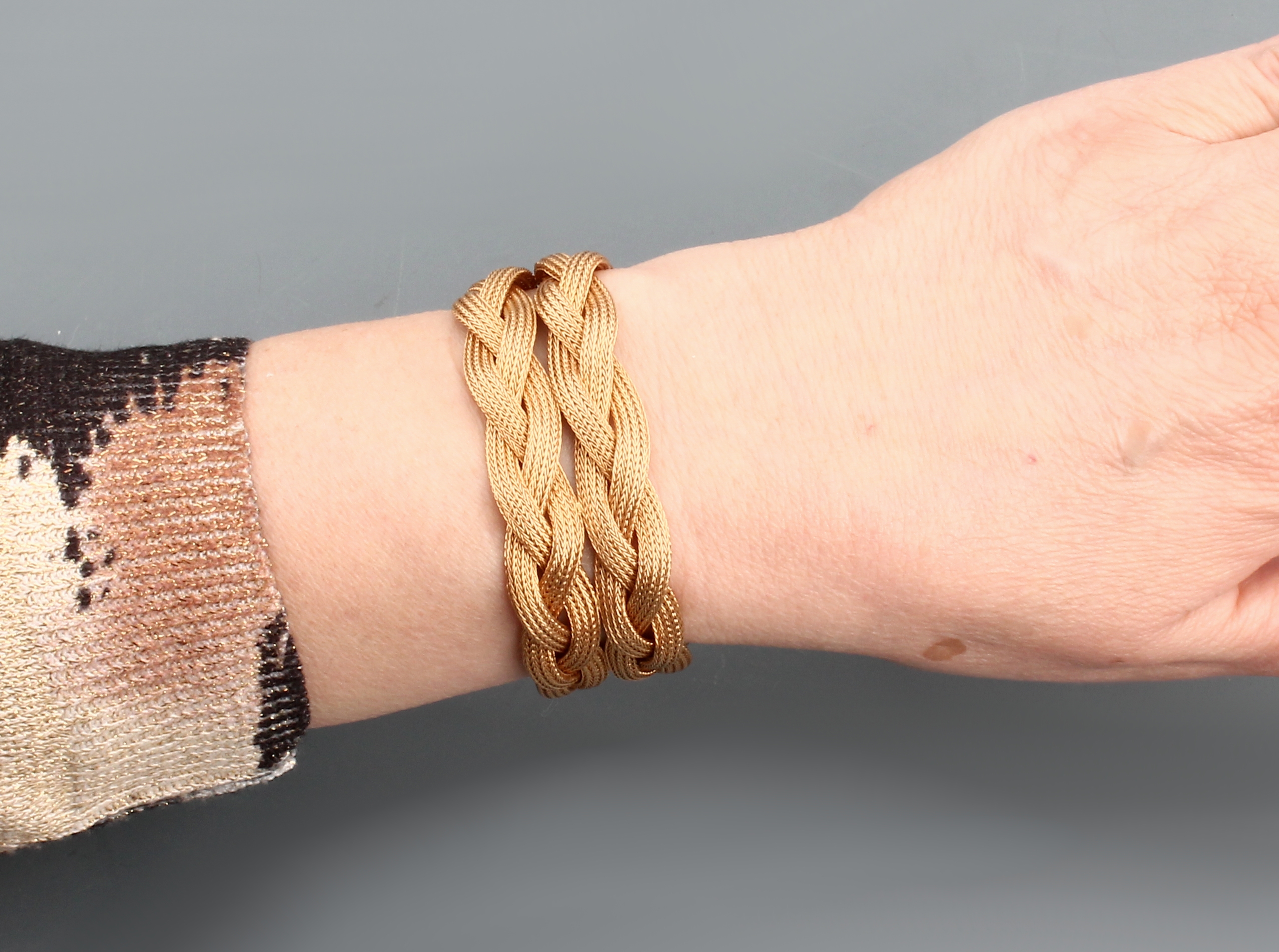 Detail d: 18 kt Gold Armband, GG 750/000, aufwendige Flechtarbeit, B. ca. 2.4 cm, L. ca. 19.5 cm, Kastenschloss mit 2 Sicherheitsachten, ca. 48.9 g