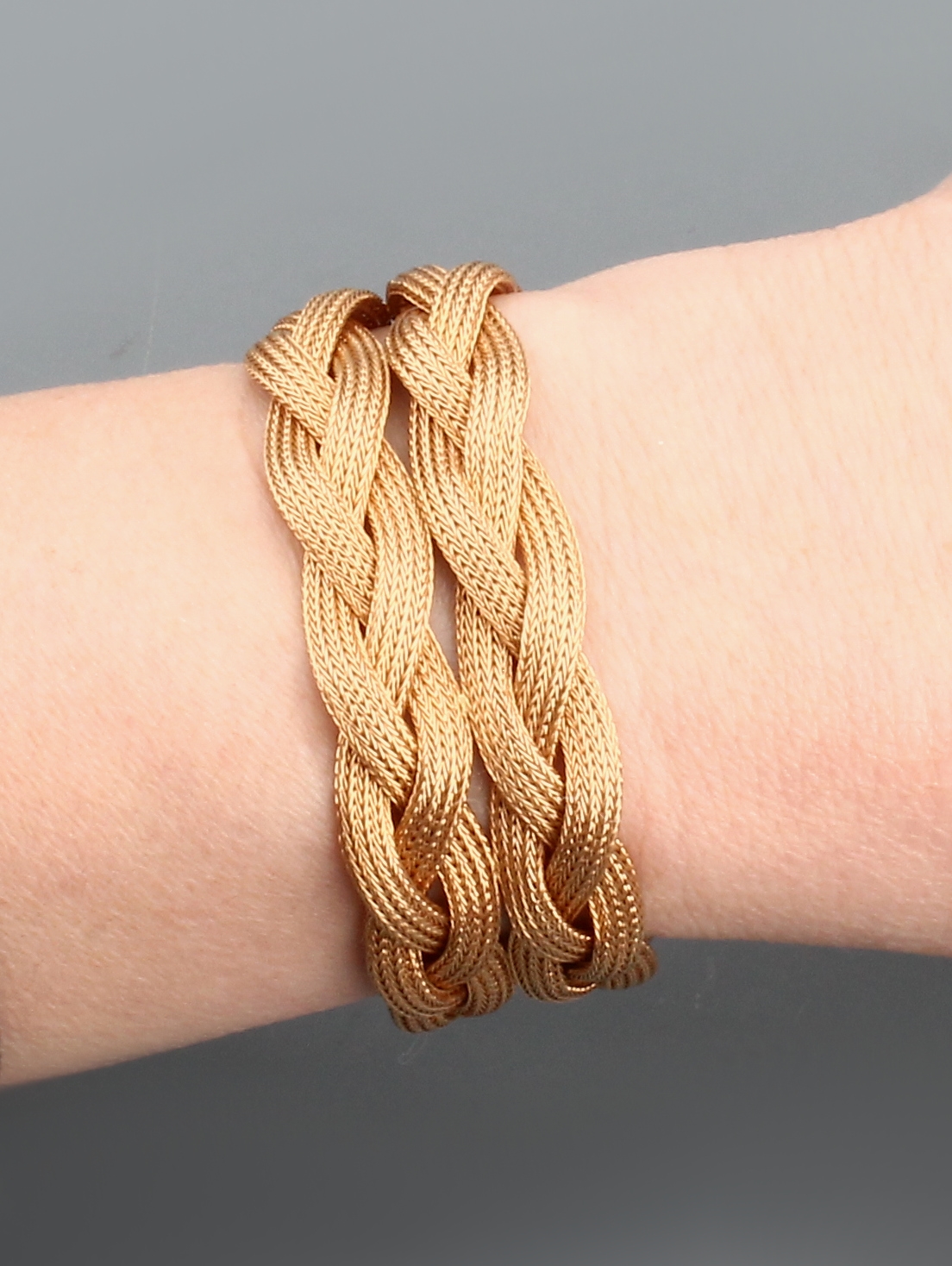Detail e: 18 kt Gold Armband, GG 750/000, aufwendige Flechtarbeit, B. ca. 2.4 cm, L. ca. 19.5 cm, Kastenschloss mit 2 Sicherheitsachten, ca. 48.9 g