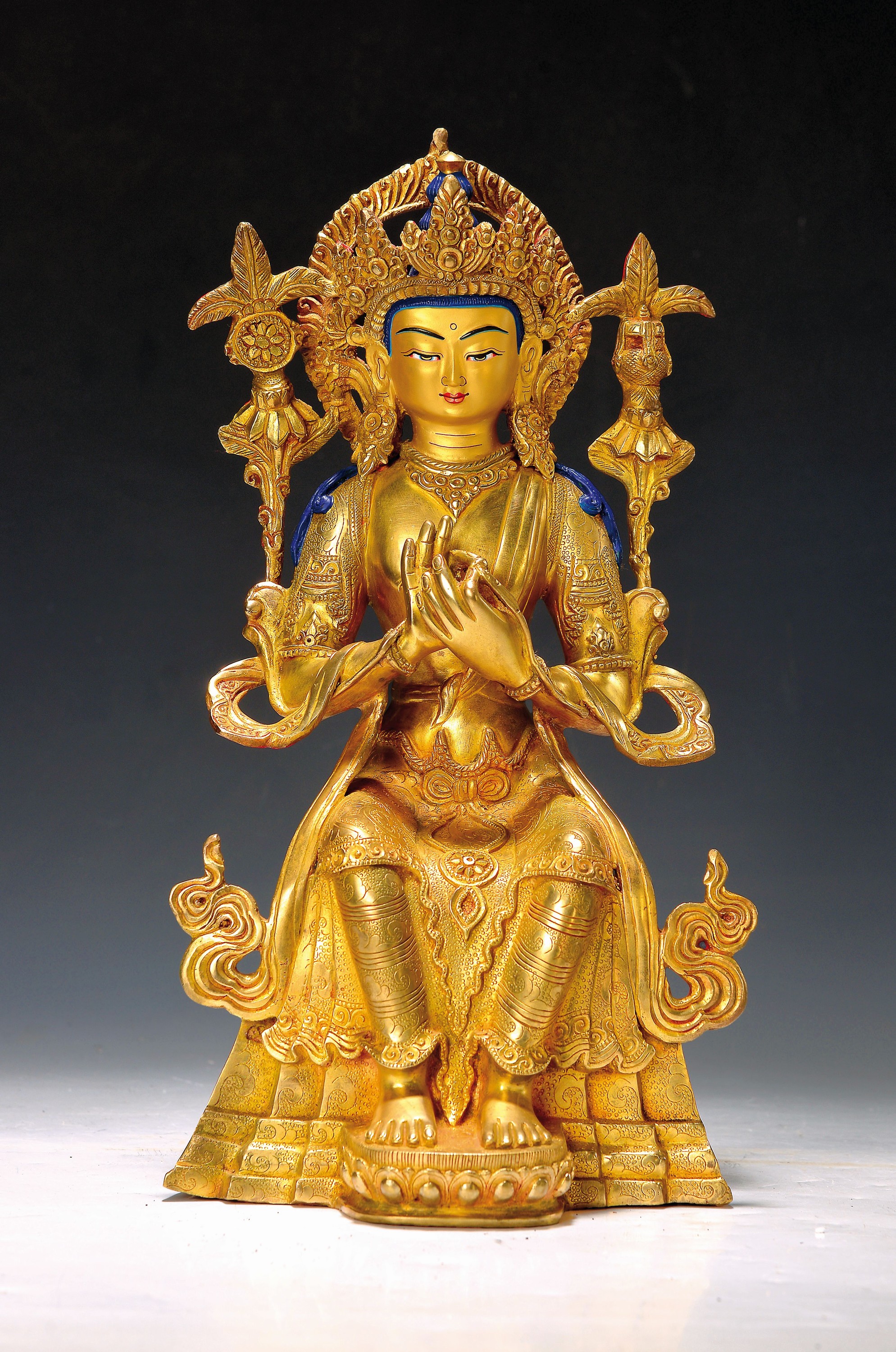 Buddha der Zukunft - Maitreya, Nepal, Ende 20. Jh., Kupferlegierung, feuervergoldet, in westlicher Sitzweise auf einem felsenartigen Thron, die ...