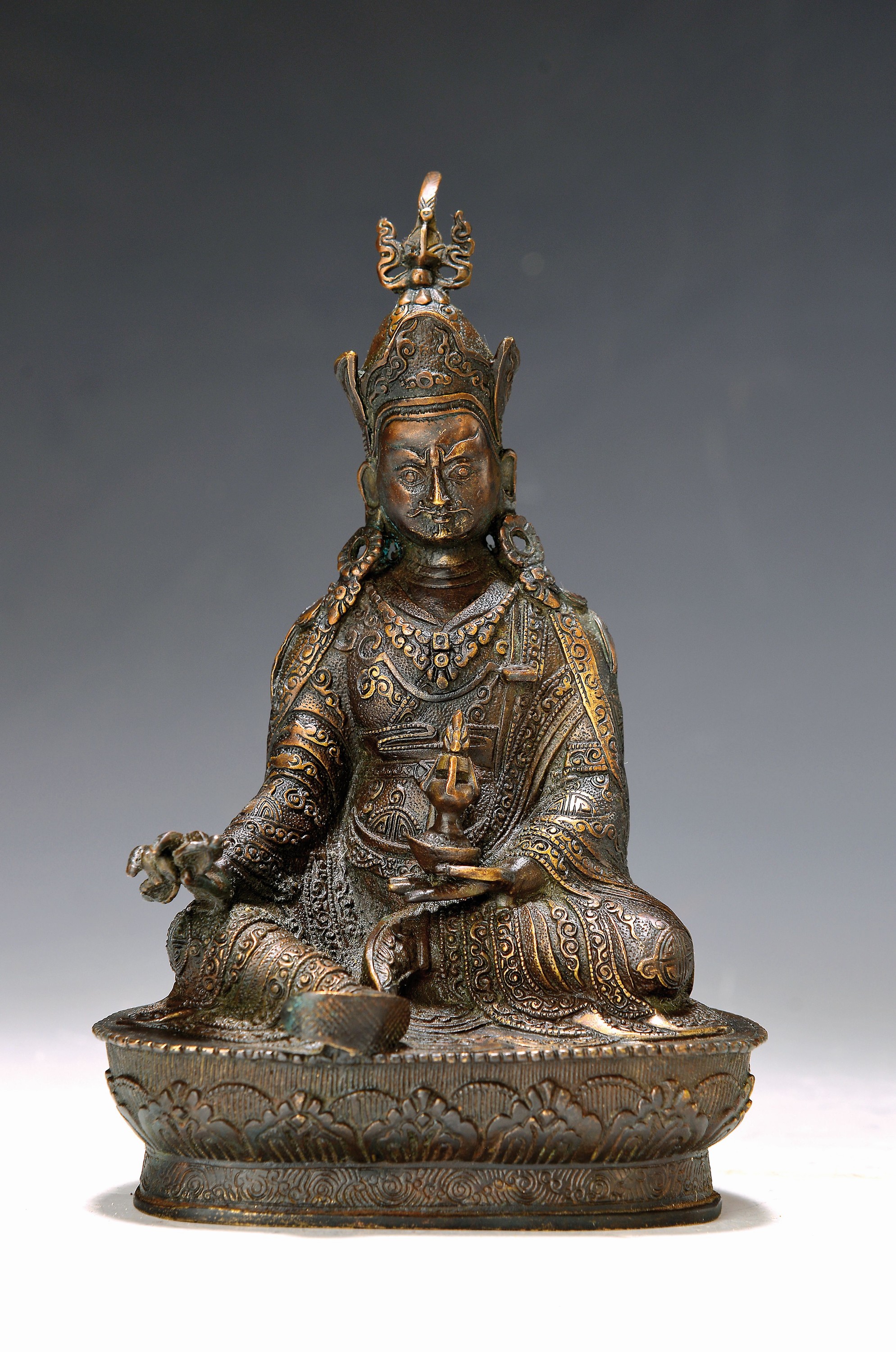 Der Kostbare Guru Padmasambhava, Nepal, 20.Jh., Kupferlegierung, part. vergoldet, in seiner traditionellen ikonographischen Darstellungsweise, die ...