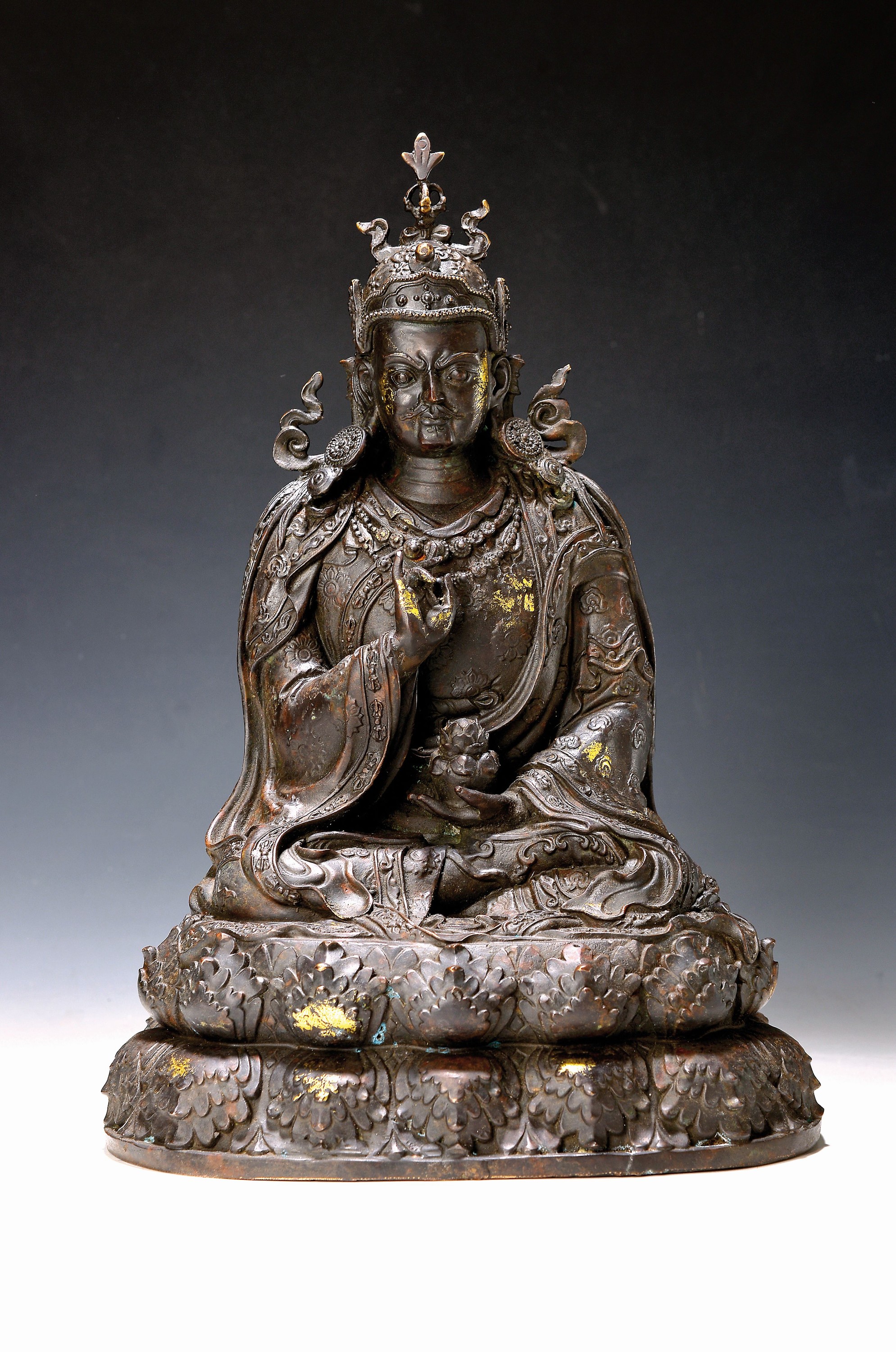 Altarskulptur, des "Kostbaren Guru, Padmasambhava", Nepal, 20. Jh., vergoldete Bronze, im bhutanischen Stil, die linke Hand hält die ...