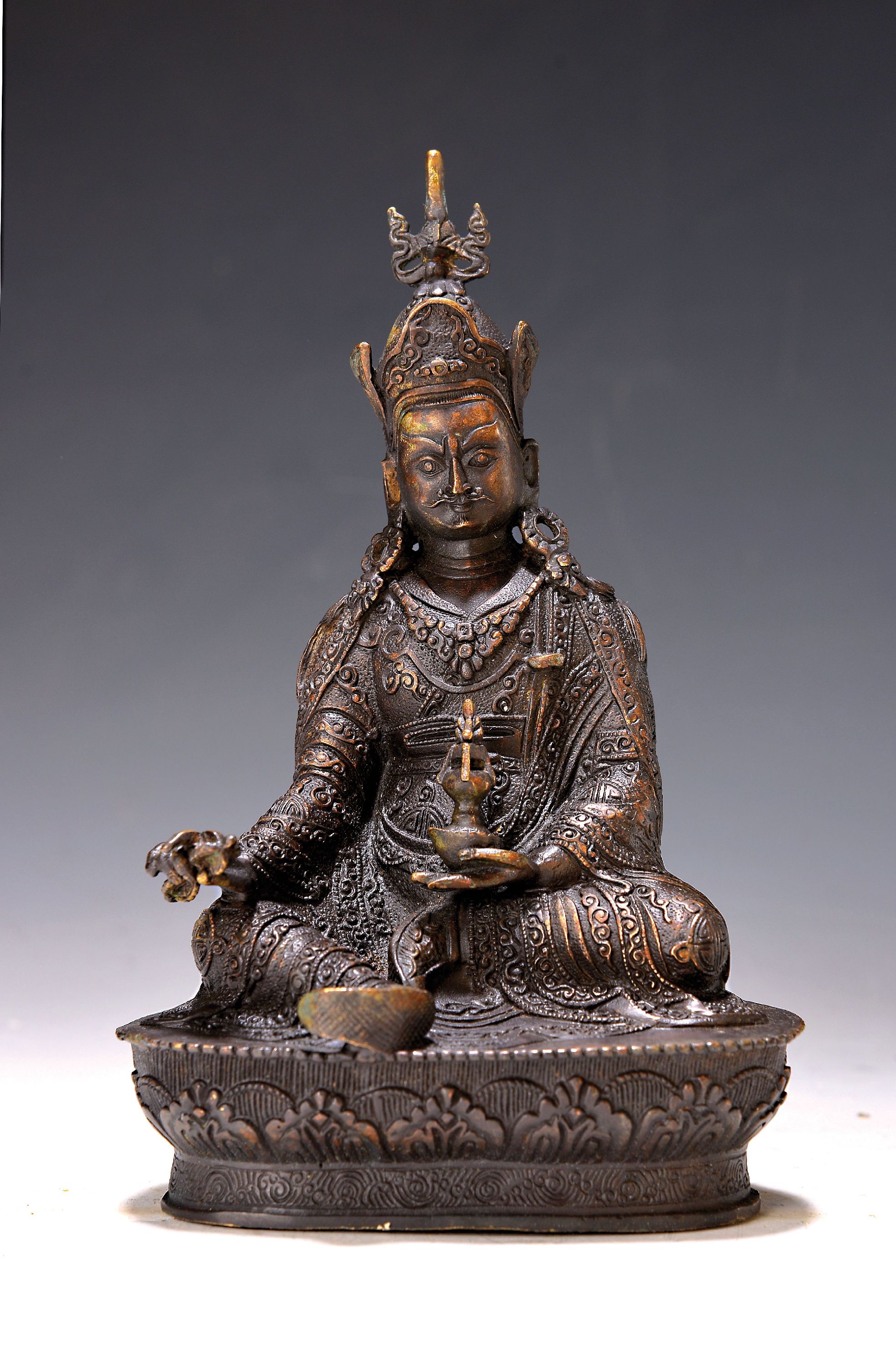 Skulptur des "Kostbaren Guru Padmasambhava", 20. Jh., Kupferlegierung, part. vergoldet, in traditionell ikonograpischer Darstellungsweise, ...