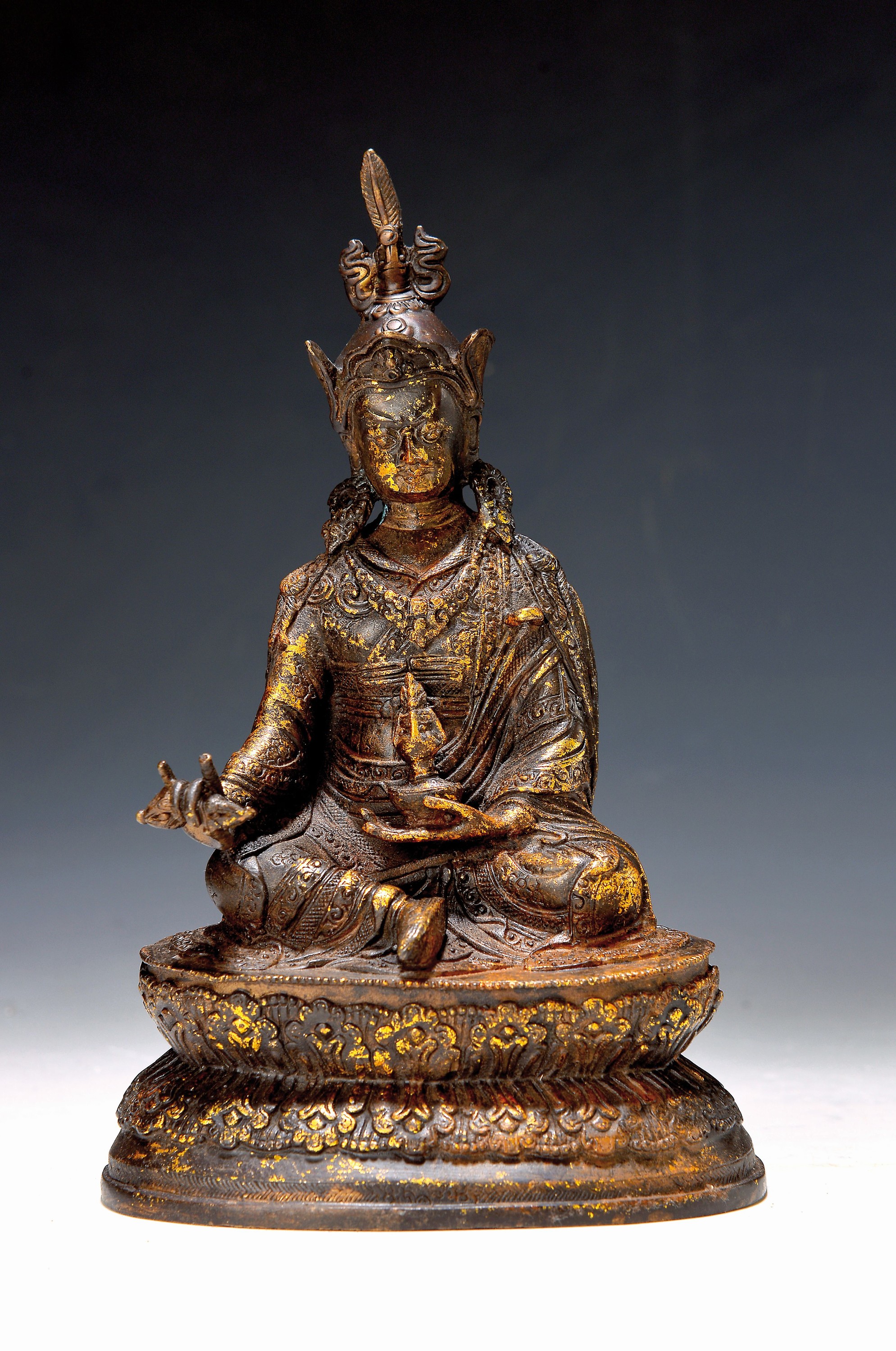 Skulptur des "Kostbaren Guru Padmasambhava", 20.Jh., Kupferlegierung, part. vergoldet, in traditionell ikonograpischer Darstellungsweise, ...