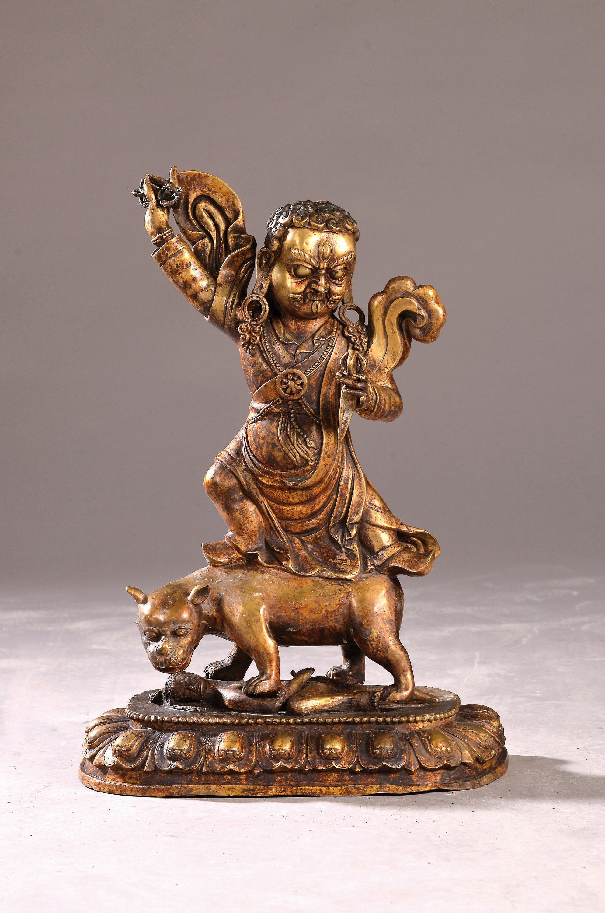 Altarskulptur des zornvollen Guru, Dorje Drolod, Nepal, 20. Jh.,, Kupferlegierung, vergoldet, eine der Acht Emanationen des Padmasambhava, auf einer ...