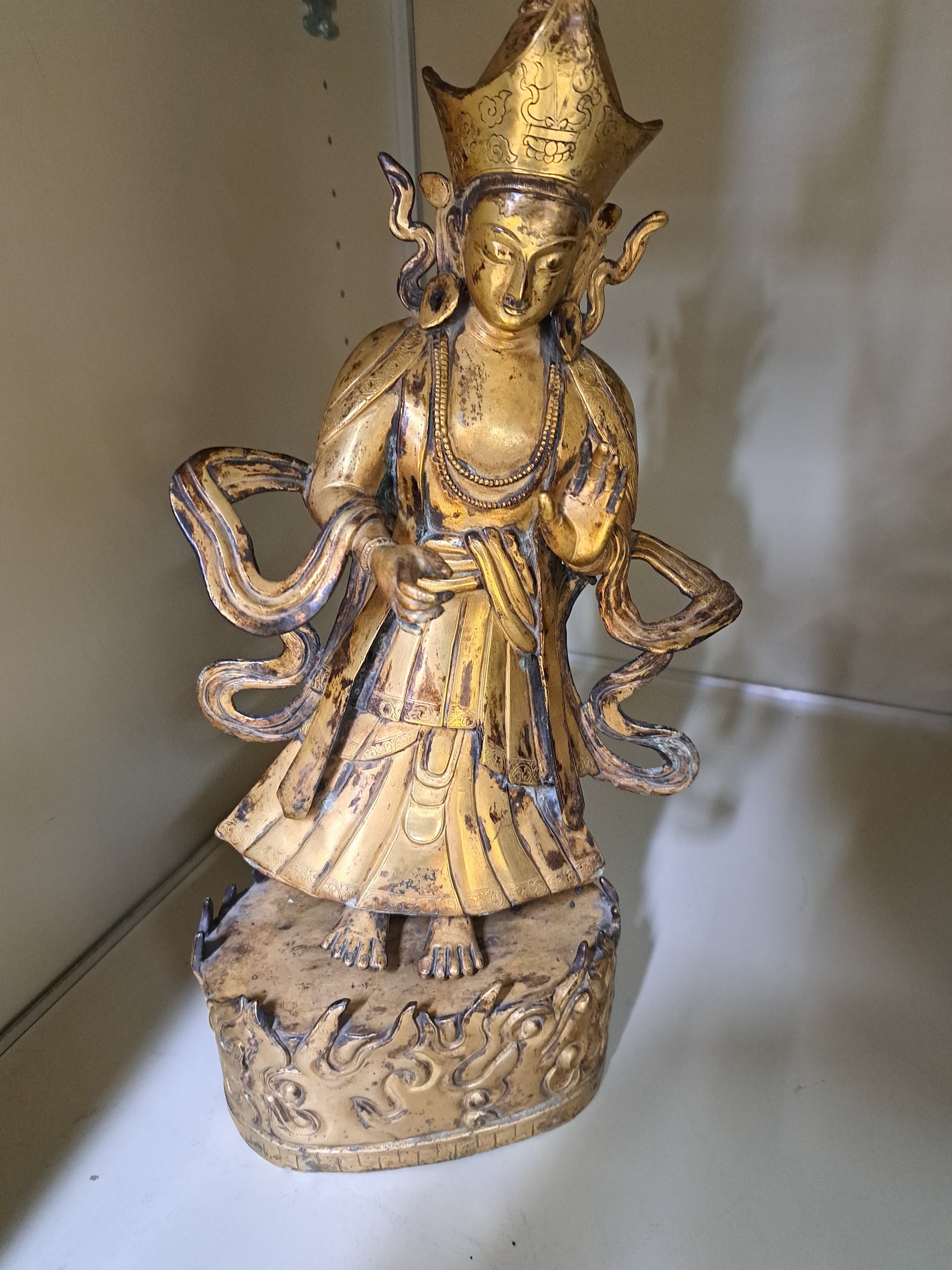 Detail a: Padmasambhava auf Flammensockel, China, um 1920-50, Kupferlegierung, vergoldet, H. 52 cm