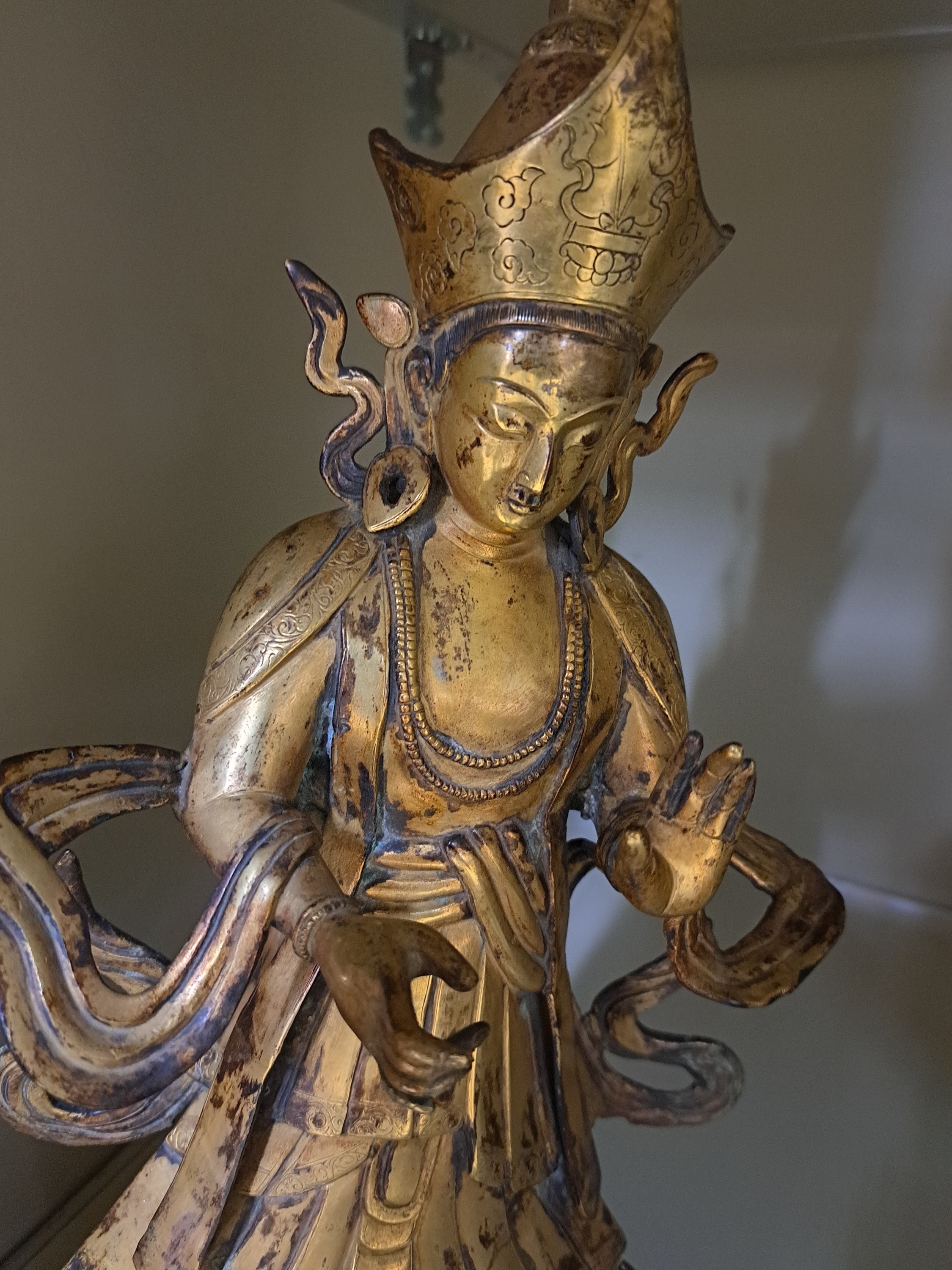 Detail c: Padmasambhava auf Flammensockel, China, um 1920-50, Kupferlegierung, vergoldet, H. 52 cm
