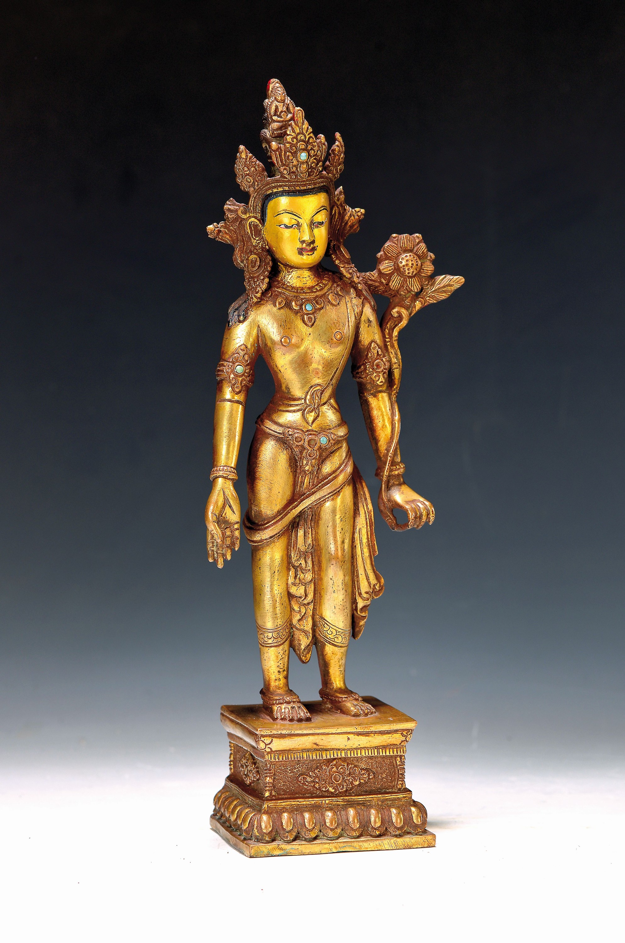 Bodhisattva Padmapani - "Der Lotusträger", Nepal, 20. Jh., Kupferlegierung, vergoldet, ikonograpische Bemalung des Gesichtes, Steinbesatz, ...