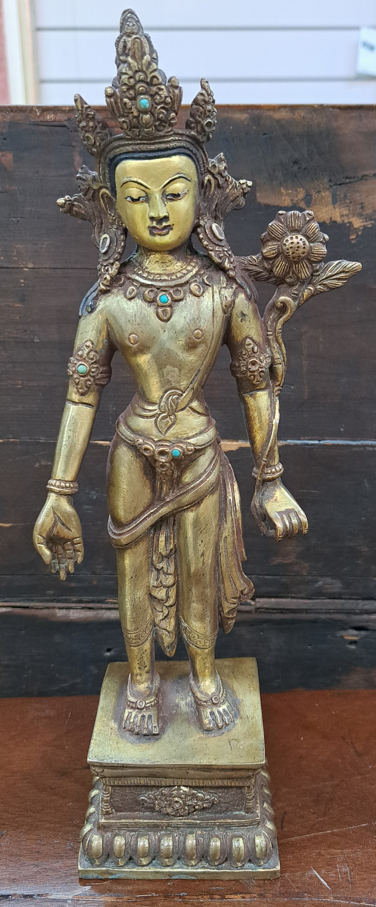 Detail a: Bodhisattva Padmapani - "Der Lotusträger", Nepal, 20. Jh., Kupferlegierung, vergoldet, ikonograpische Bemalung des Gesichtes, Steinbesatz, ...