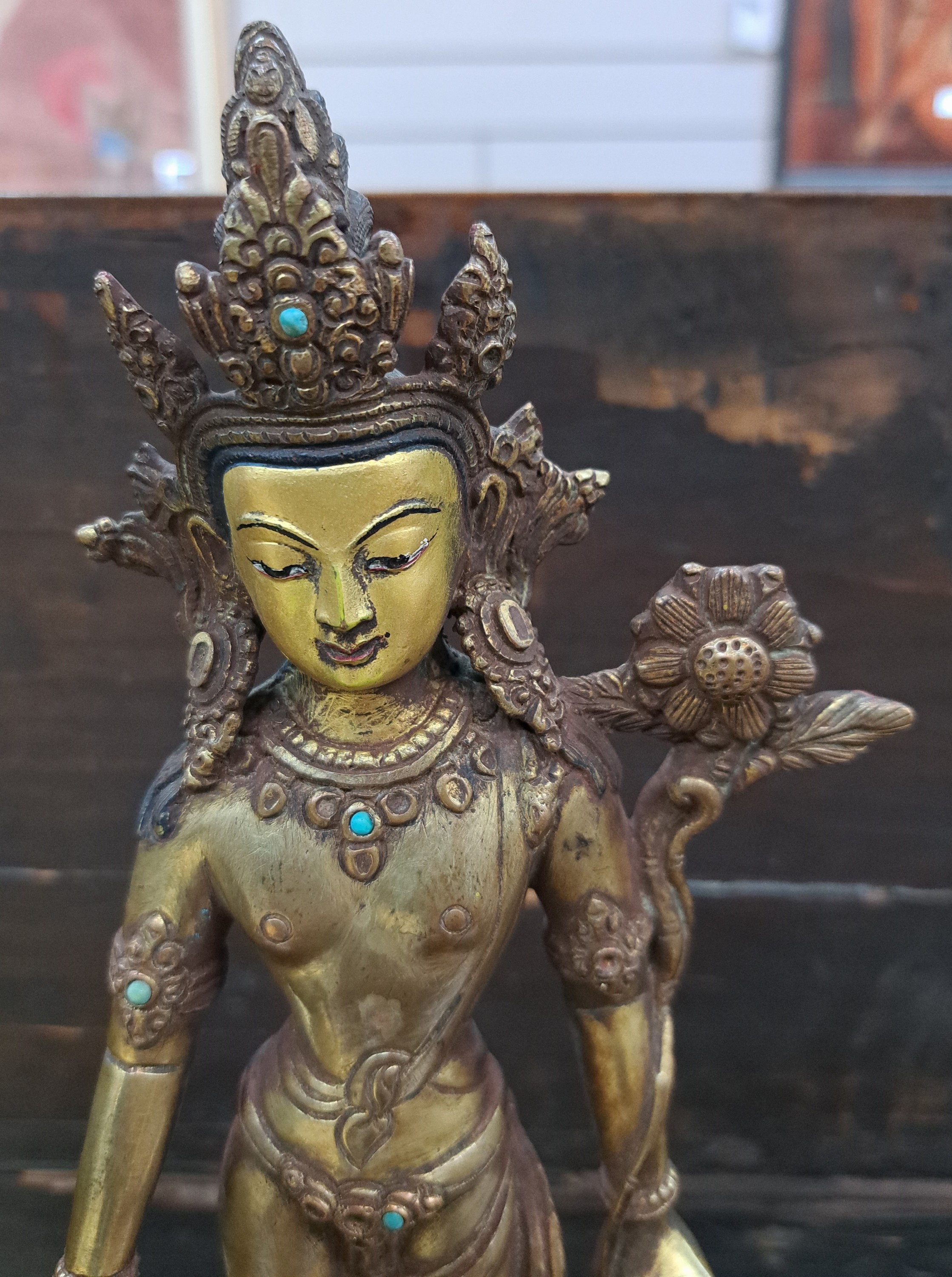 Detail b: Bodhisattva Padmapani - "Der Lotusträger", Nepal, 20. Jh., Kupferlegierung, vergoldet, ikonograpische Bemalung des Gesichtes, Steinbesatz, ...